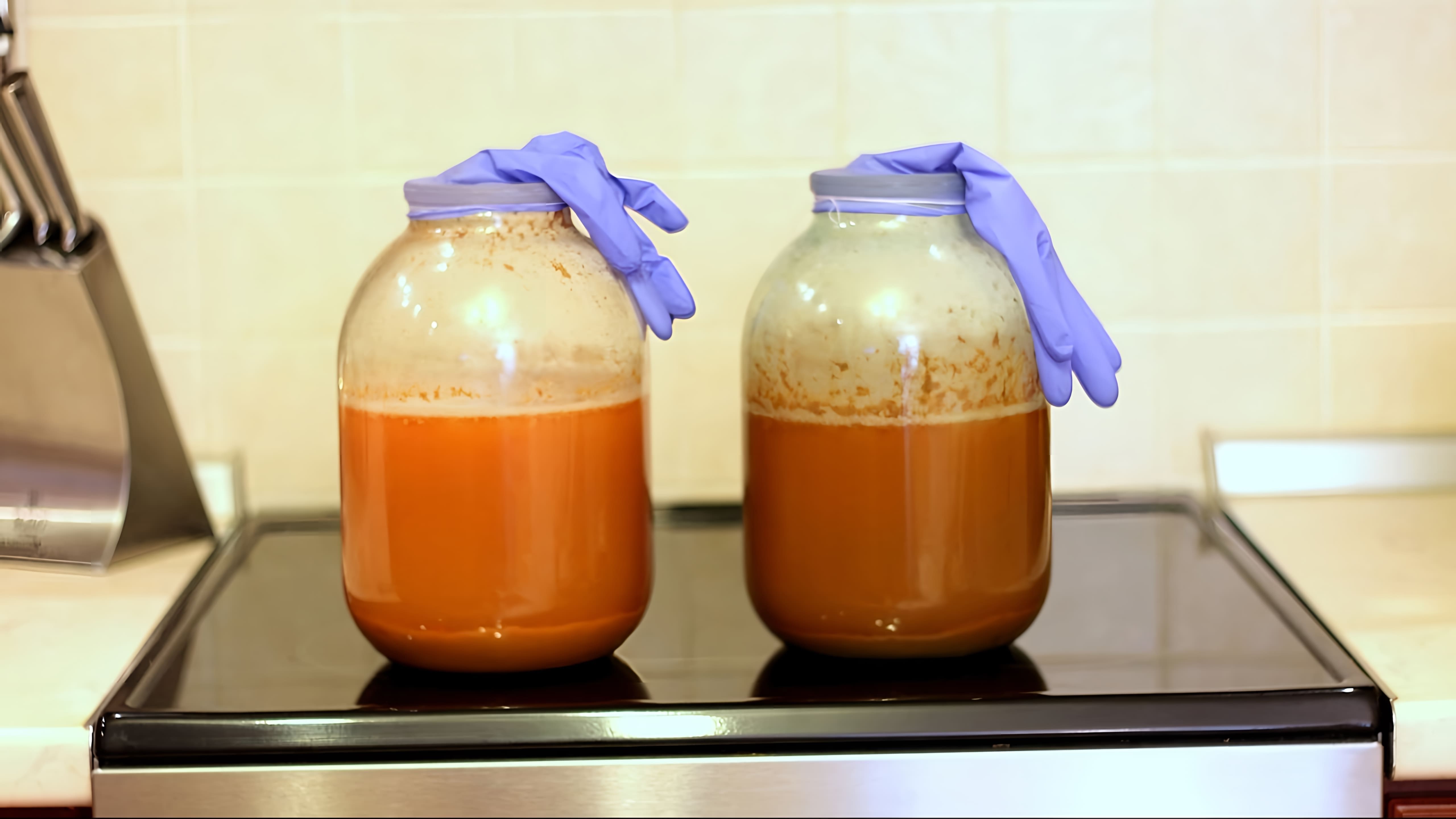 В этом видео демонстрируется процесс приготовления слабоалкогольного яблочного напитка - сидра