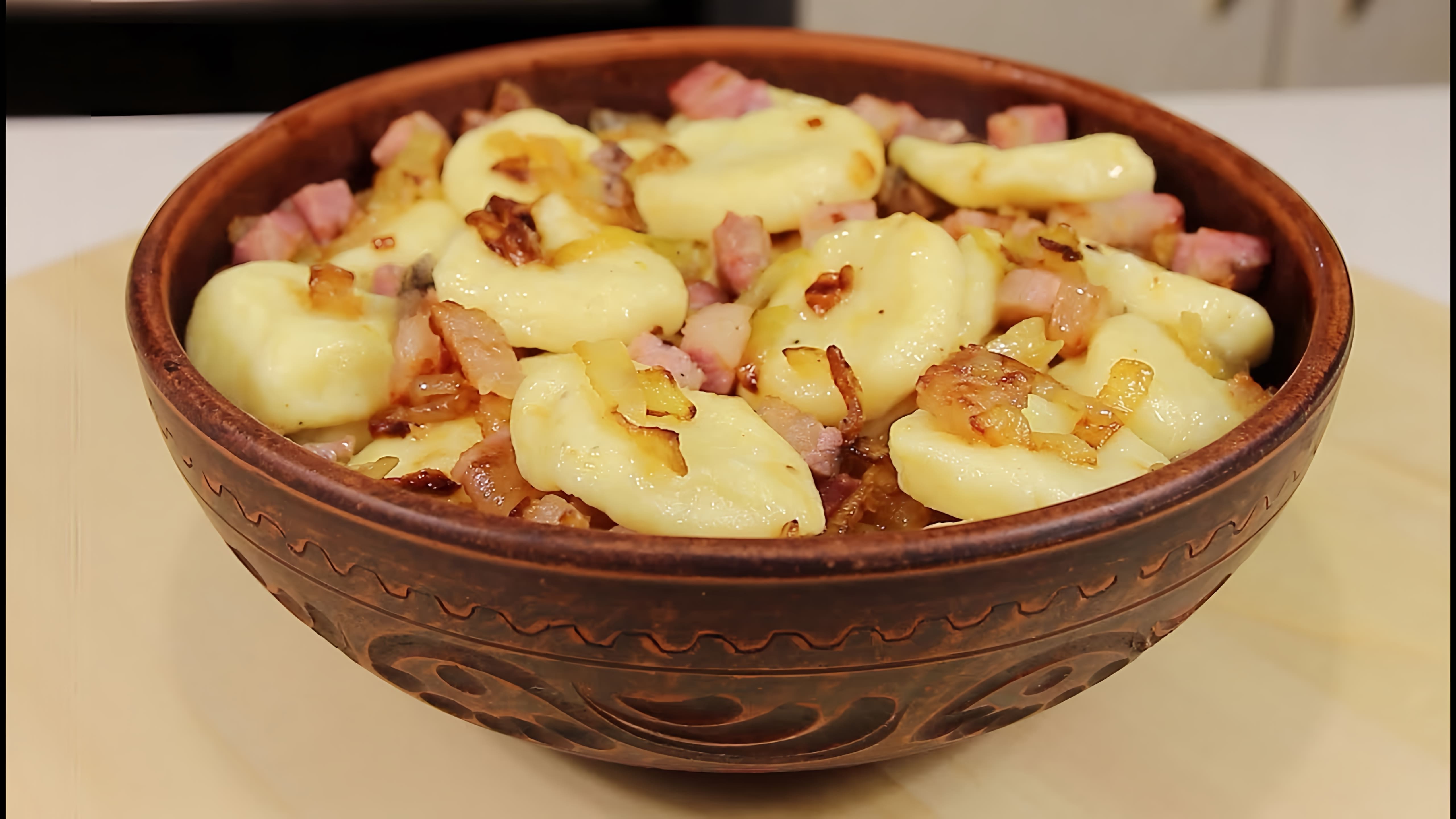 В этом видео демонстрируется процесс приготовления картофельных галушек, простого и вкусного блюда из детства