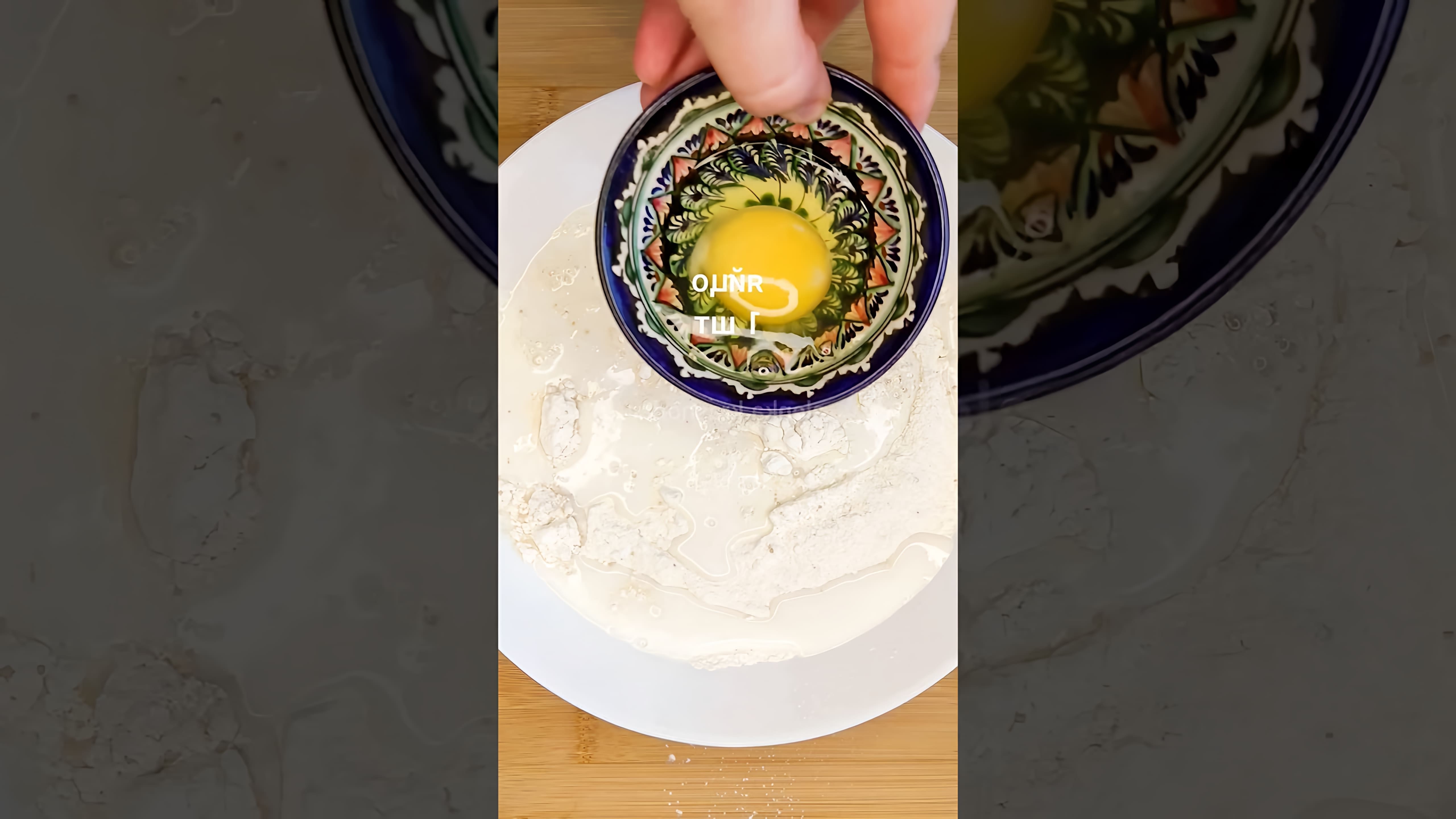 В этом видео демонстрируется процесс приготовления пончиков, которые напоминают те, что готовила бабушка в детстве