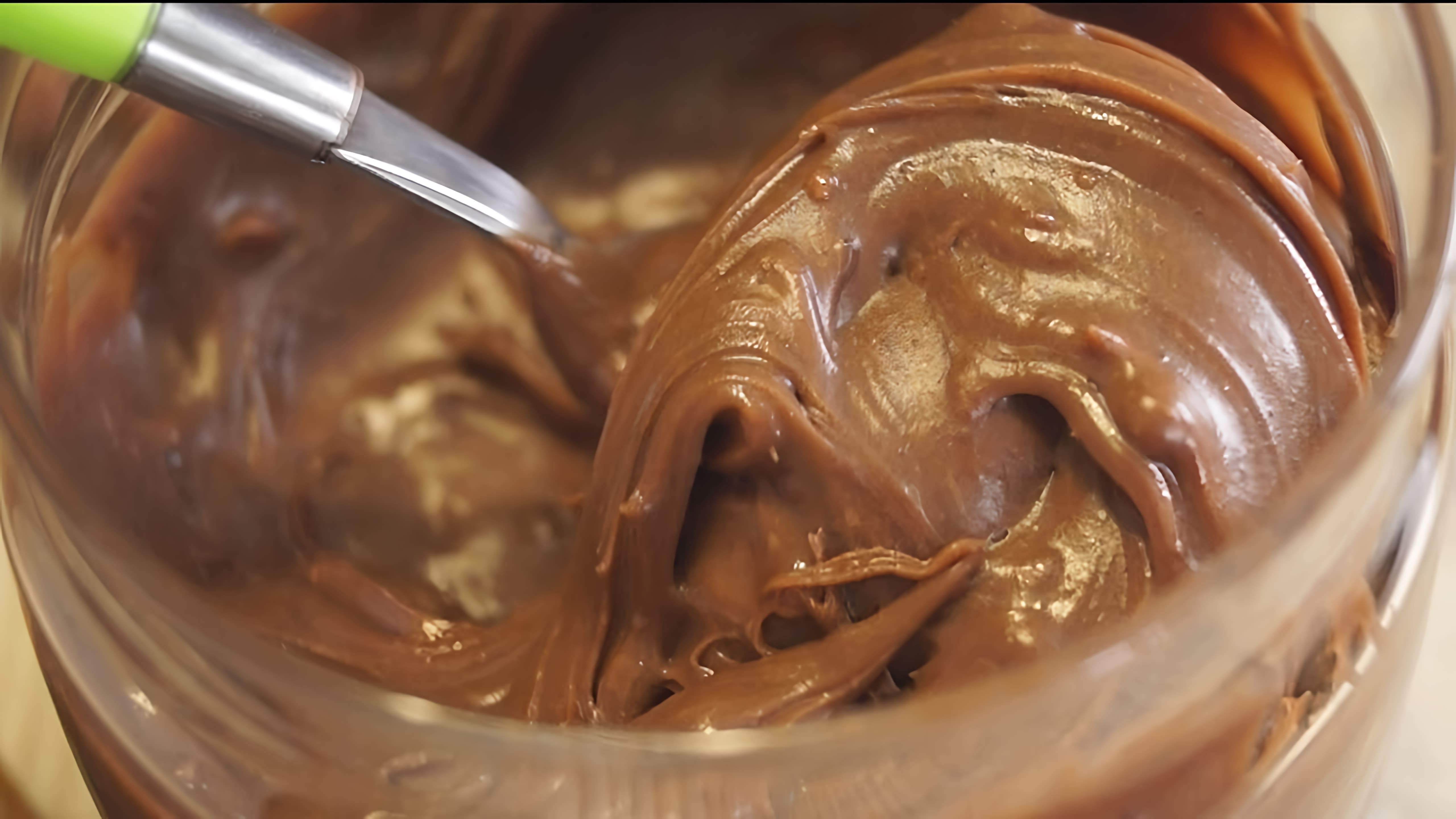 В этом видео демонстрируется процесс приготовления шоколадно-ореховой пасты