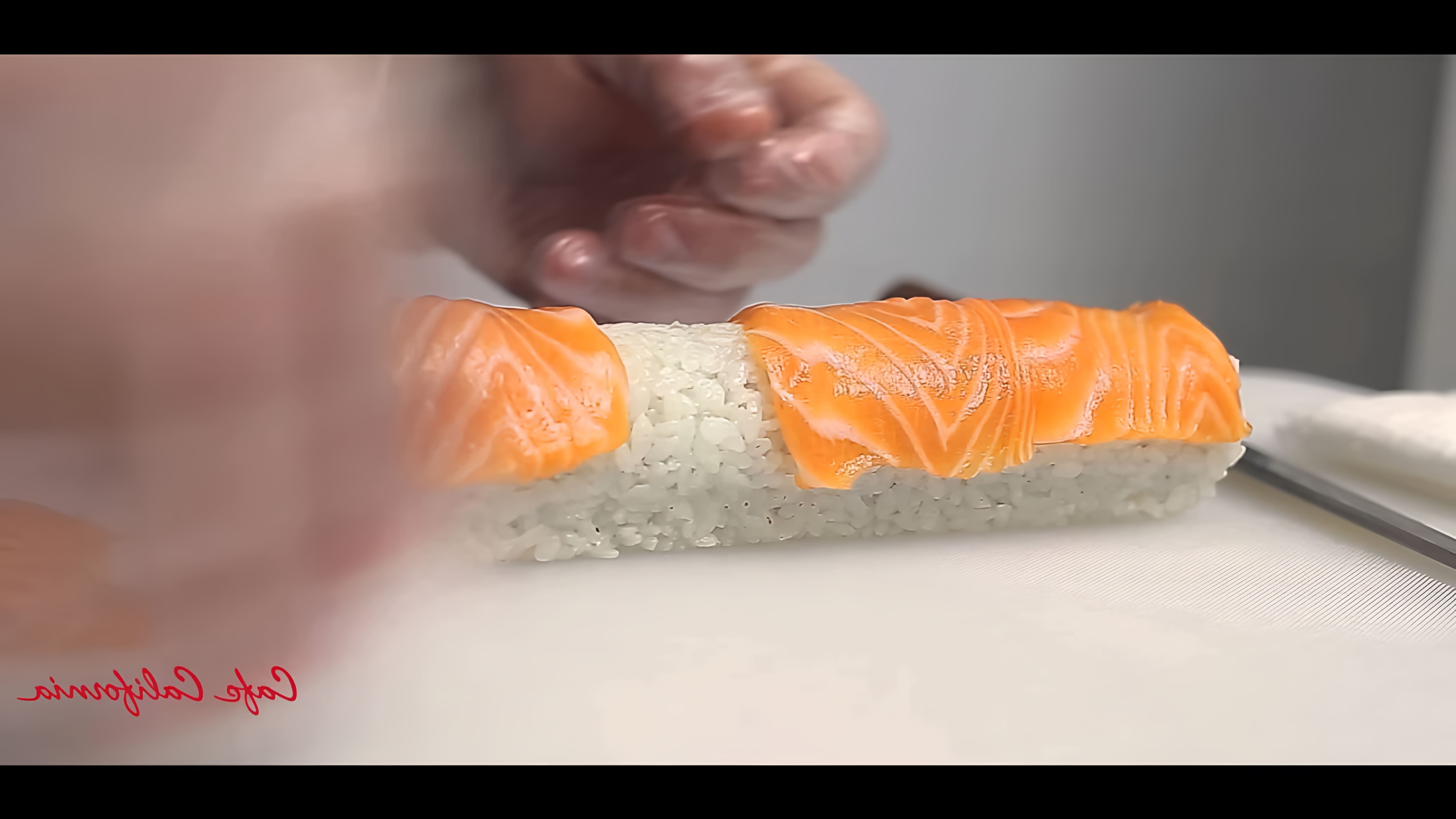 В этом видео шеф-повар Вячеслав Ким показывает, как приготовить ролл "Филадельфия" с лососем