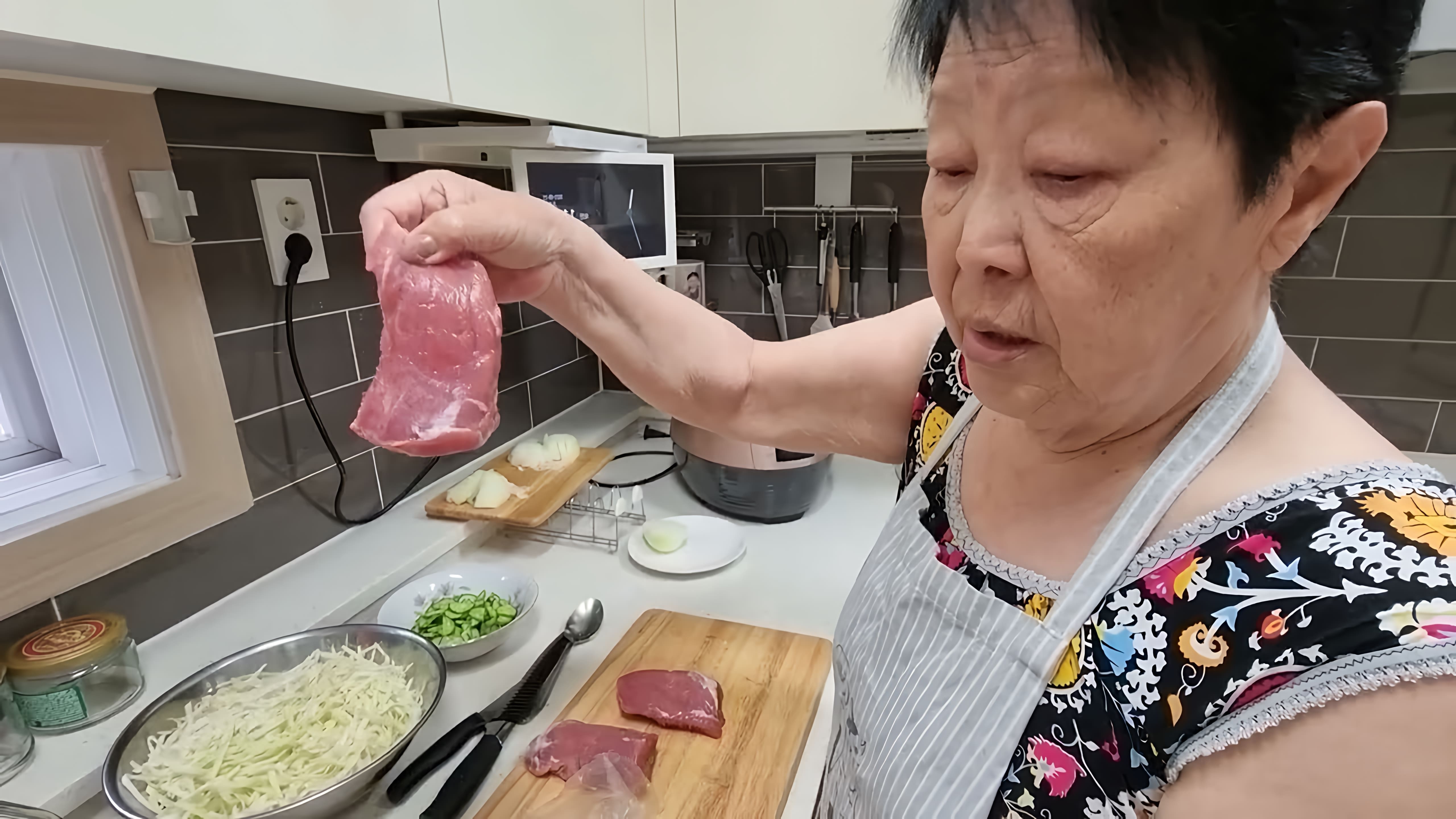 В этом видео показано, как приготовить кукси - традиционное корейское блюдо из лапши