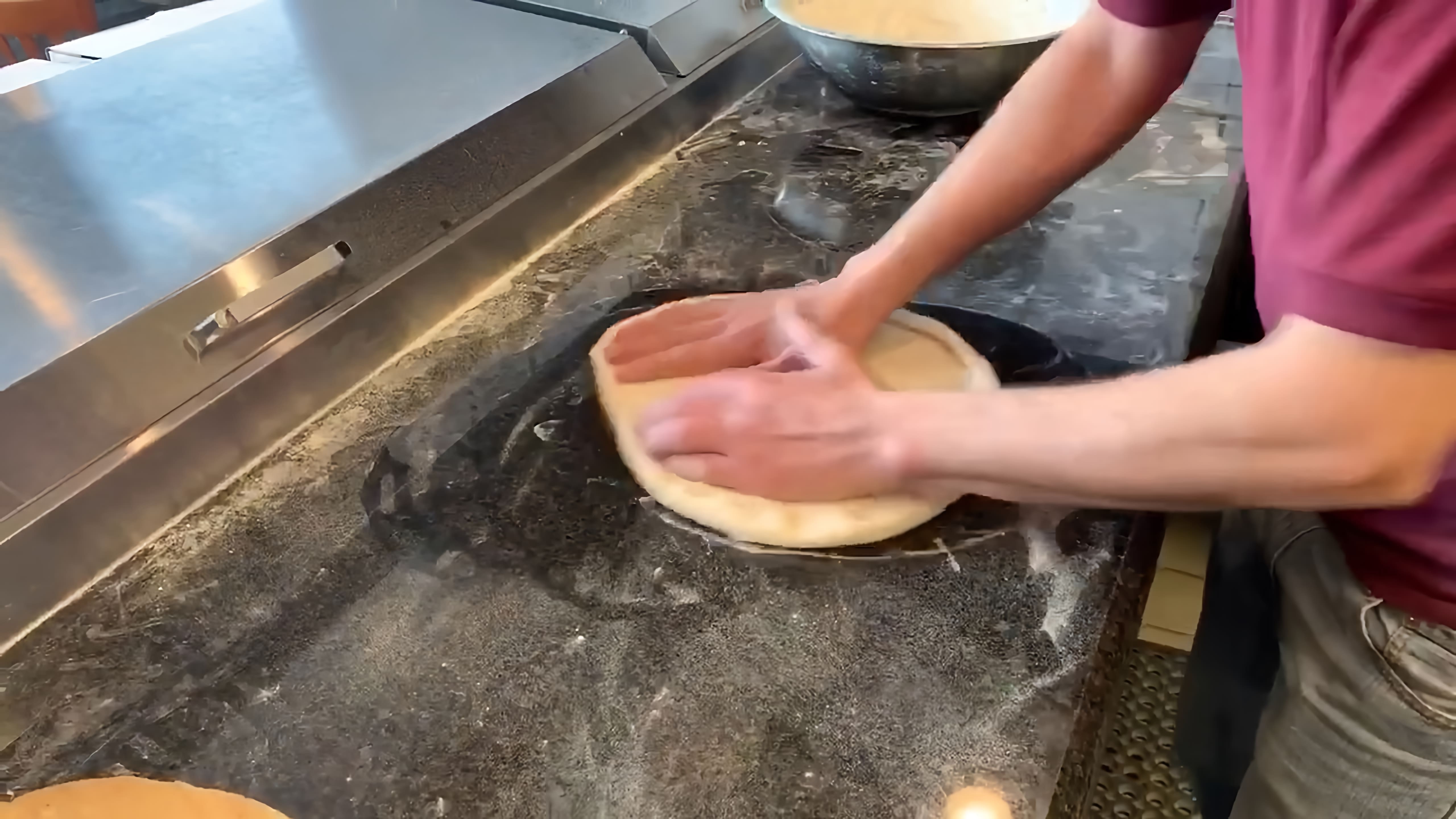 В этом видео-ролике вы увидите, как правильно раскатать тесто для итальянской пиццы