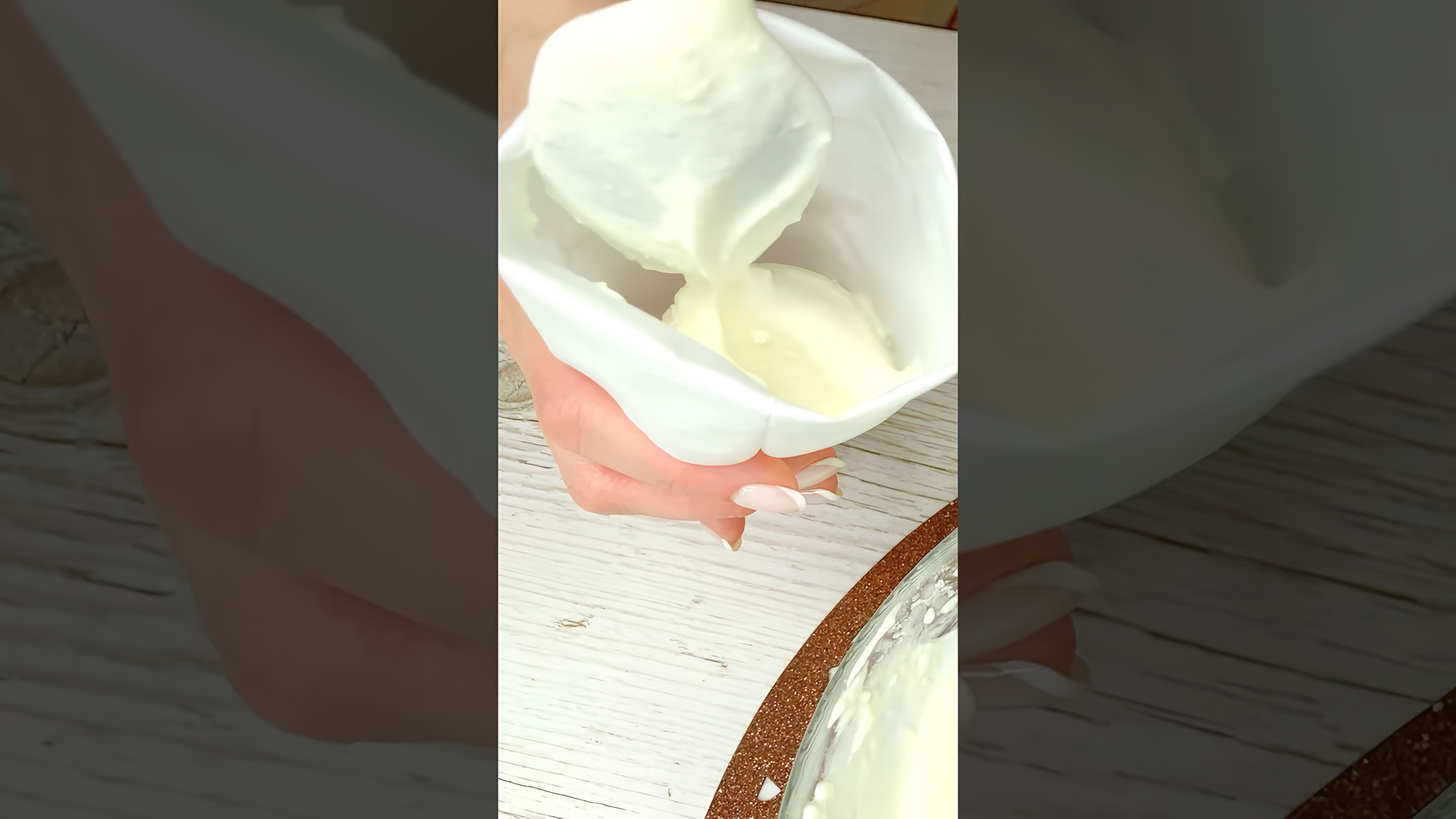 В этом видео-ролике вы увидите, как приготовить нежный торт Тирамису всего за 5 минут, используя крем без яиц