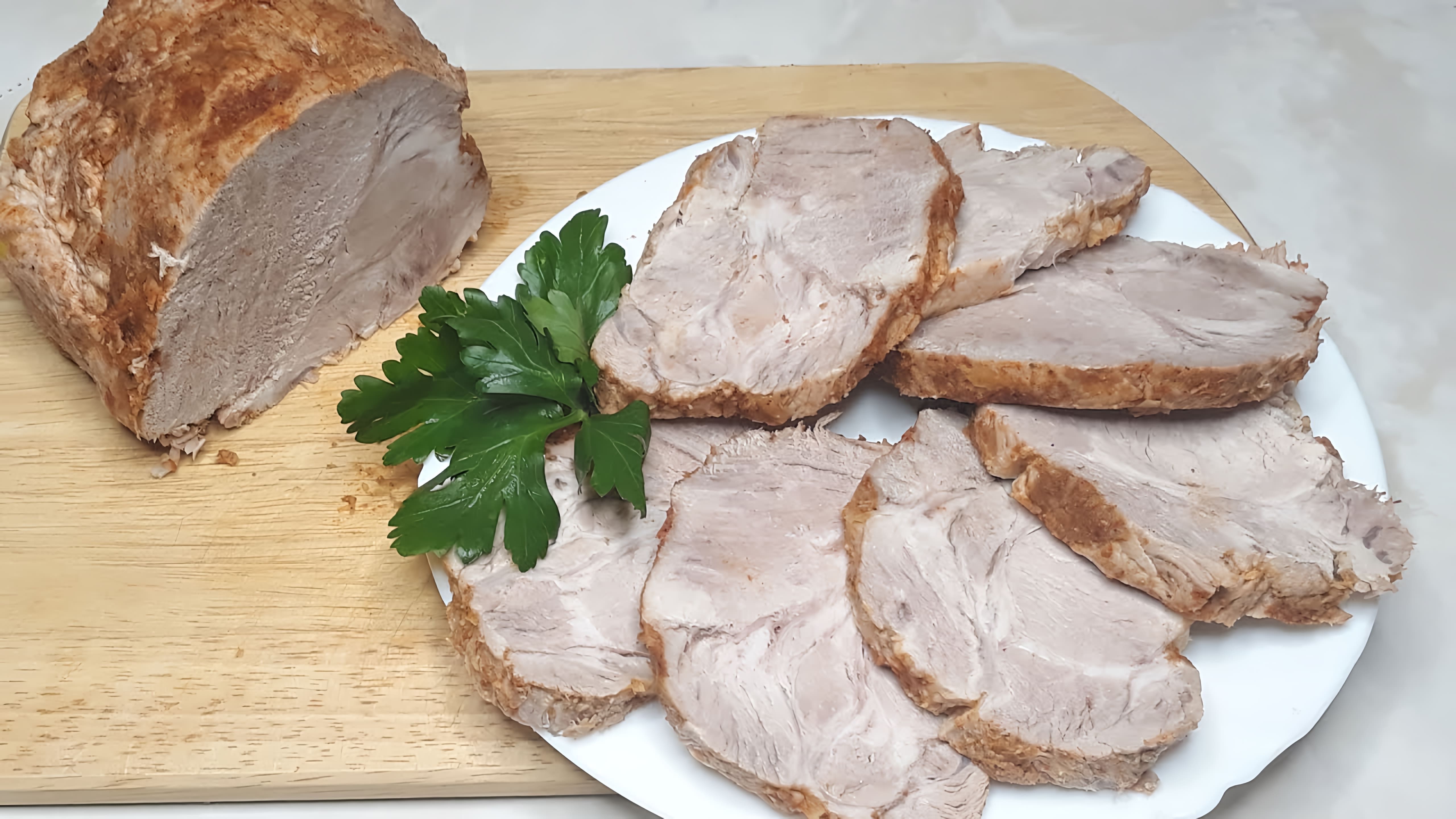 В этом видео демонстрируется рецепт приготовления сочной буженины из свинины, вареной в кастрюле со специями