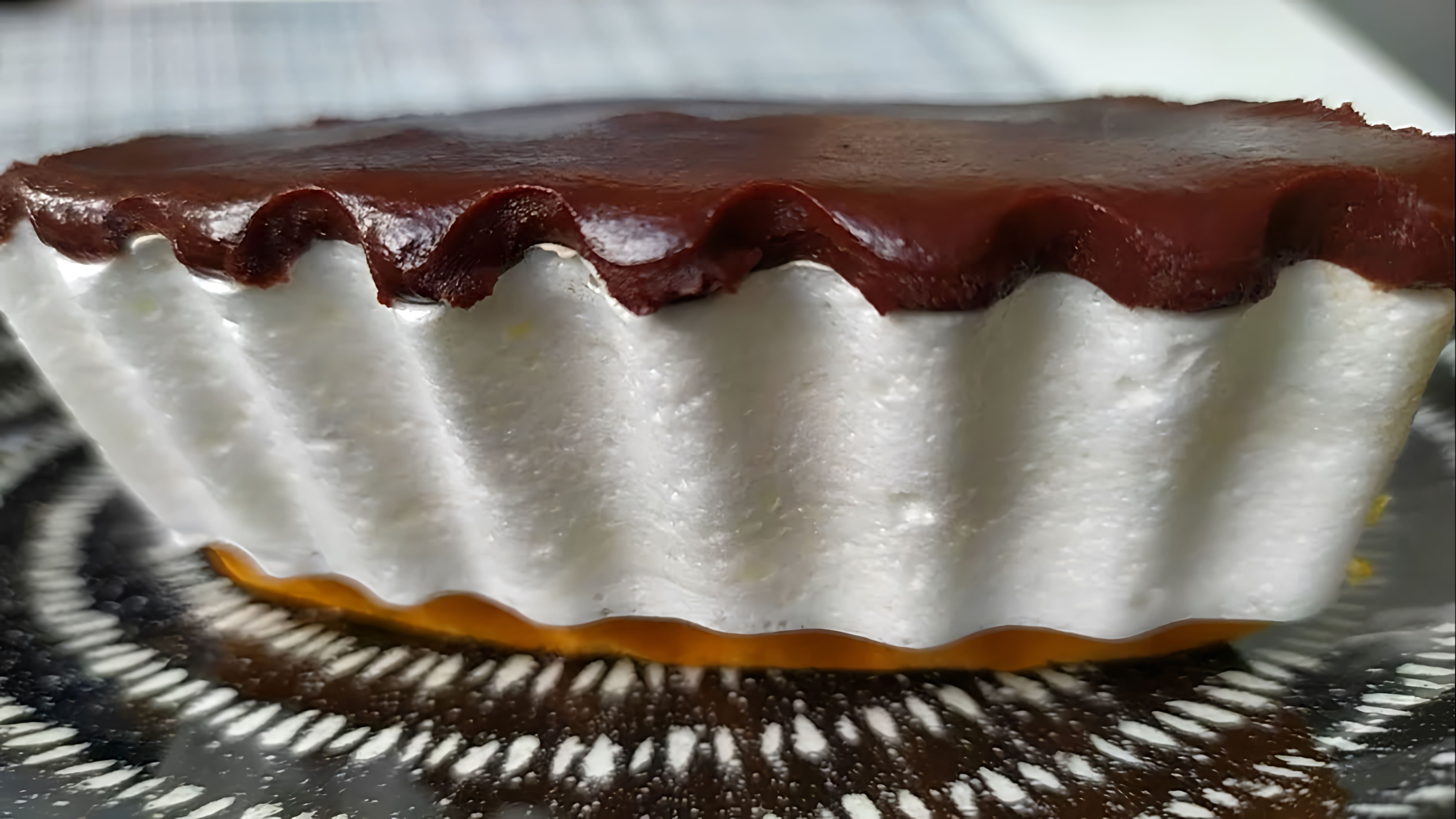 Видео рецепт шоколадной глазури или глазури, которая использует только по 4 столовые ложки сахара, какао-порошка и молока, а также 70 граммов масла