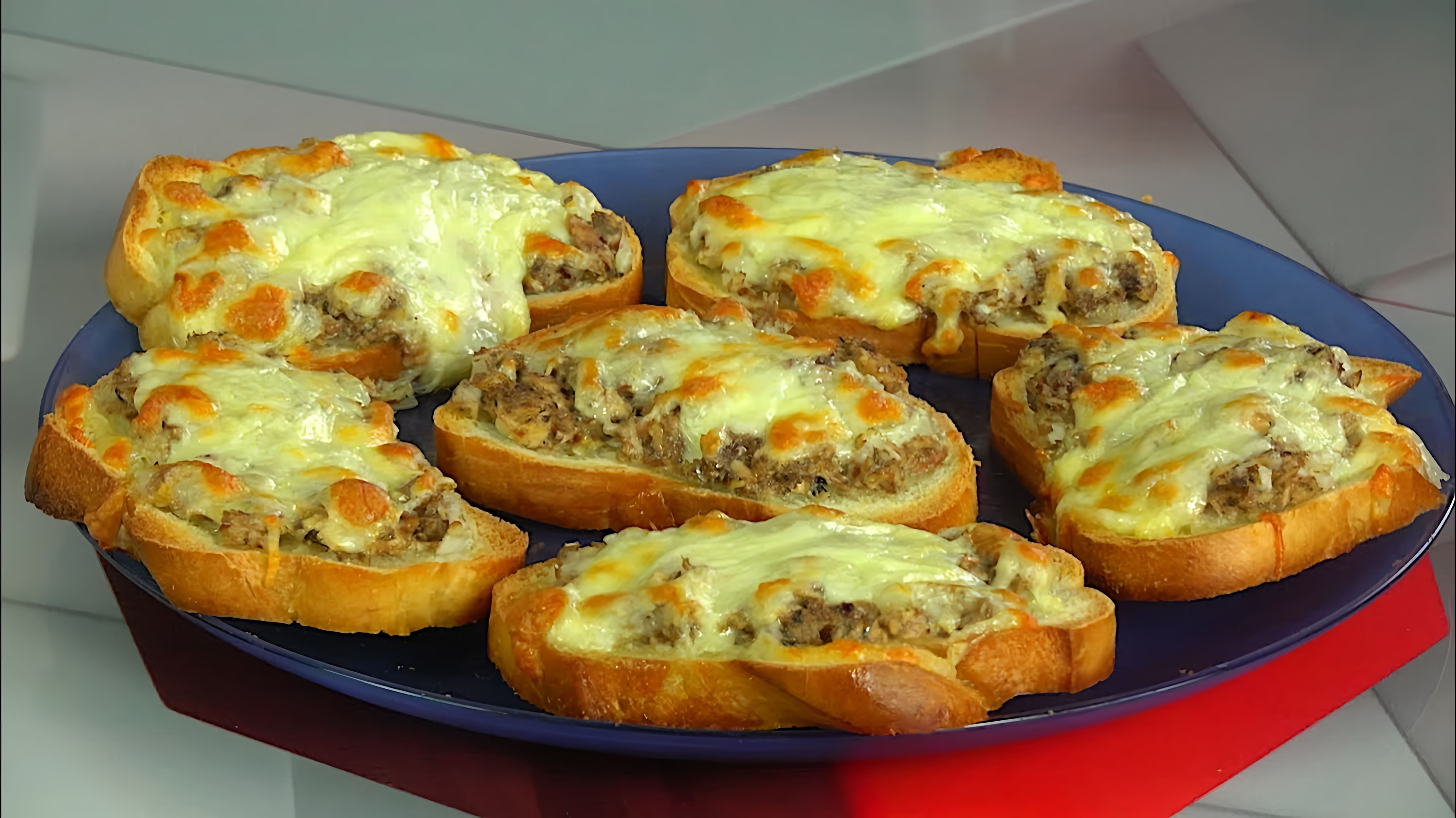 В этом видео демонстрируется процесс приготовления горячих бутербродов с сайрой и сыром