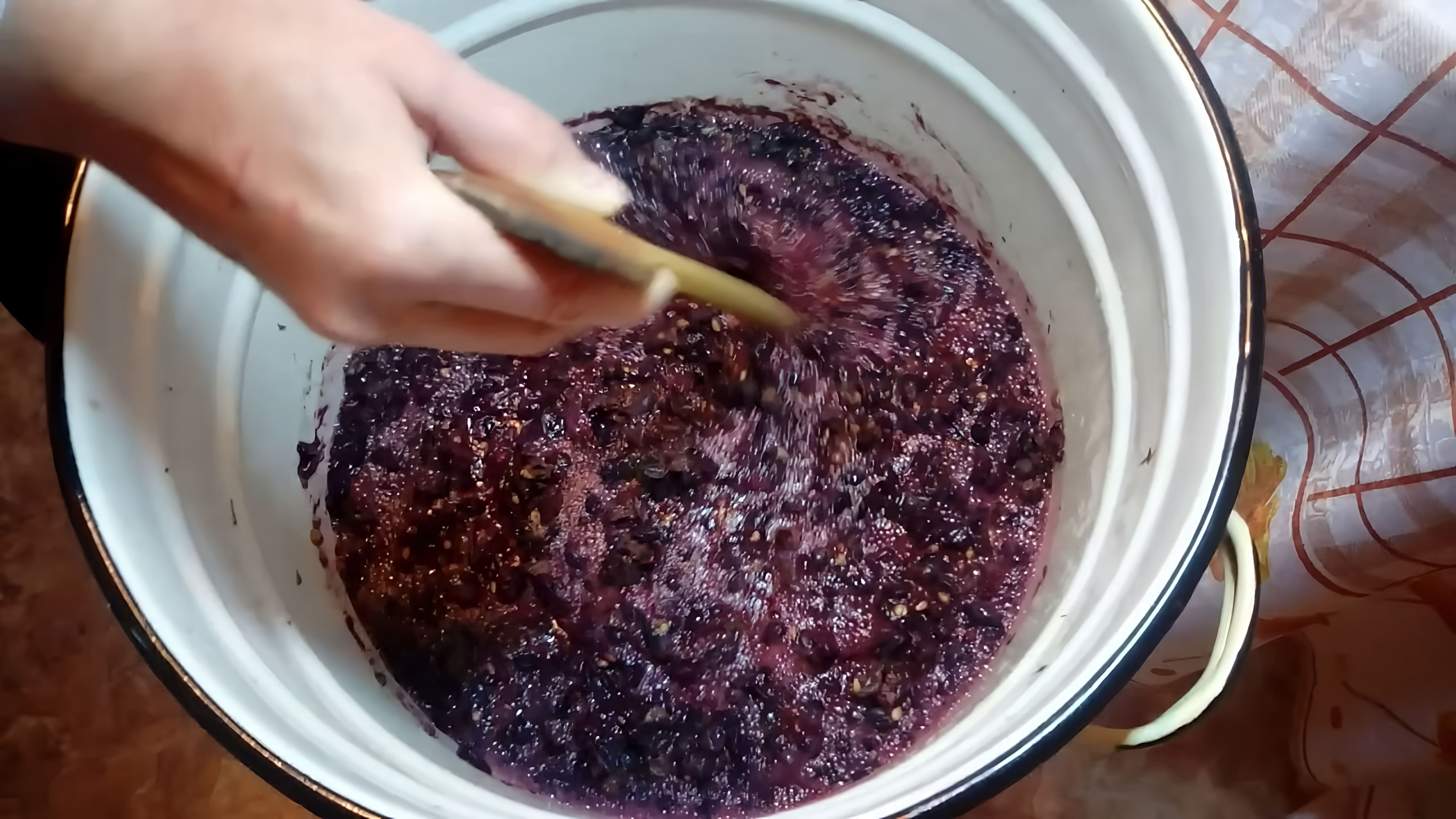 В этом видео рассказывается о простом способе приготовления домашнего вина из винограда