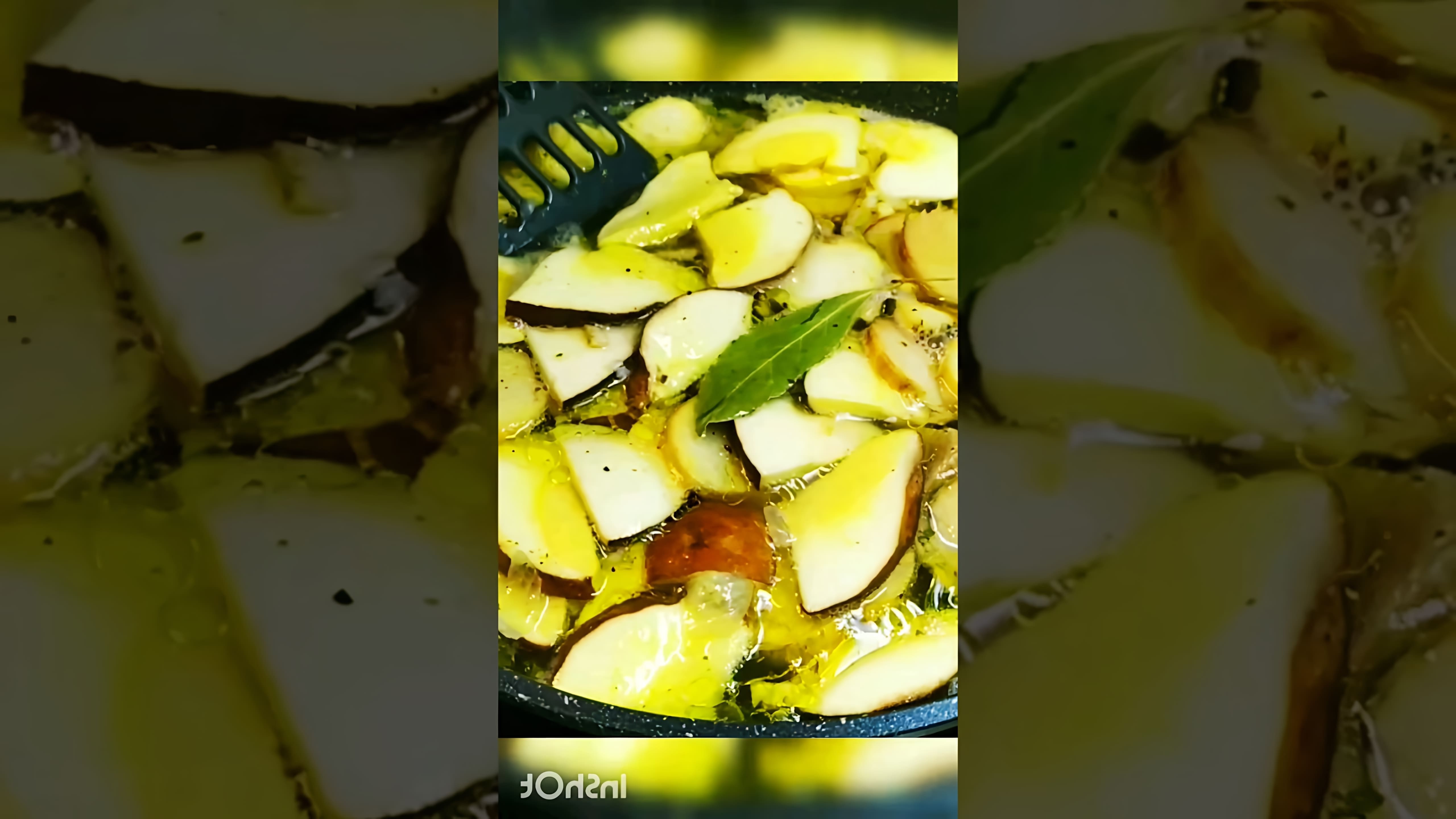 В этом видео демонстрируется процесс приготовления ароматного супа из белых грибов моховиков