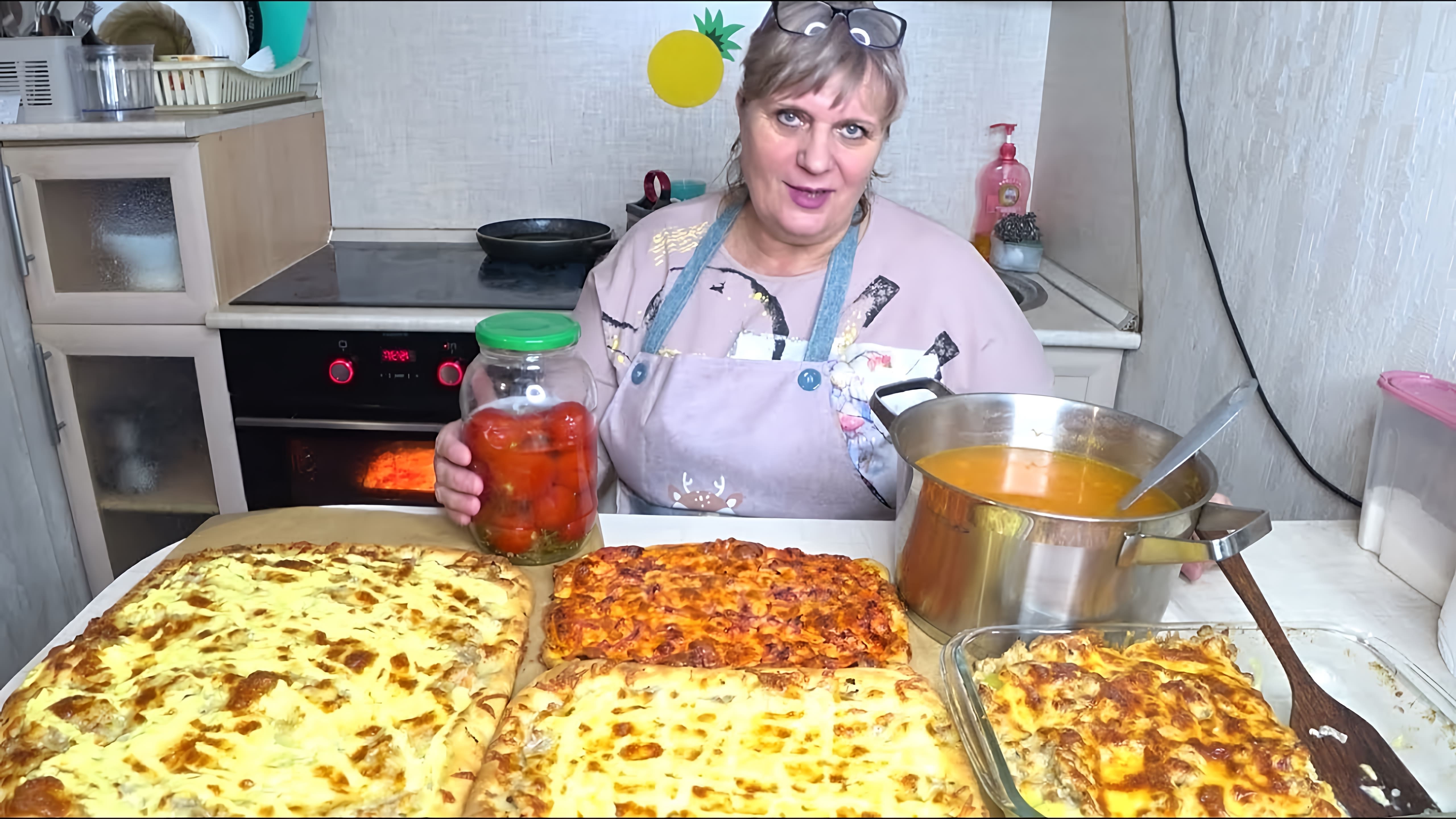 В этом видео демонстрируется процесс приготовления обеда, состоящего из горохового супа с фрикадельками и запеканки с мясом и картофелем