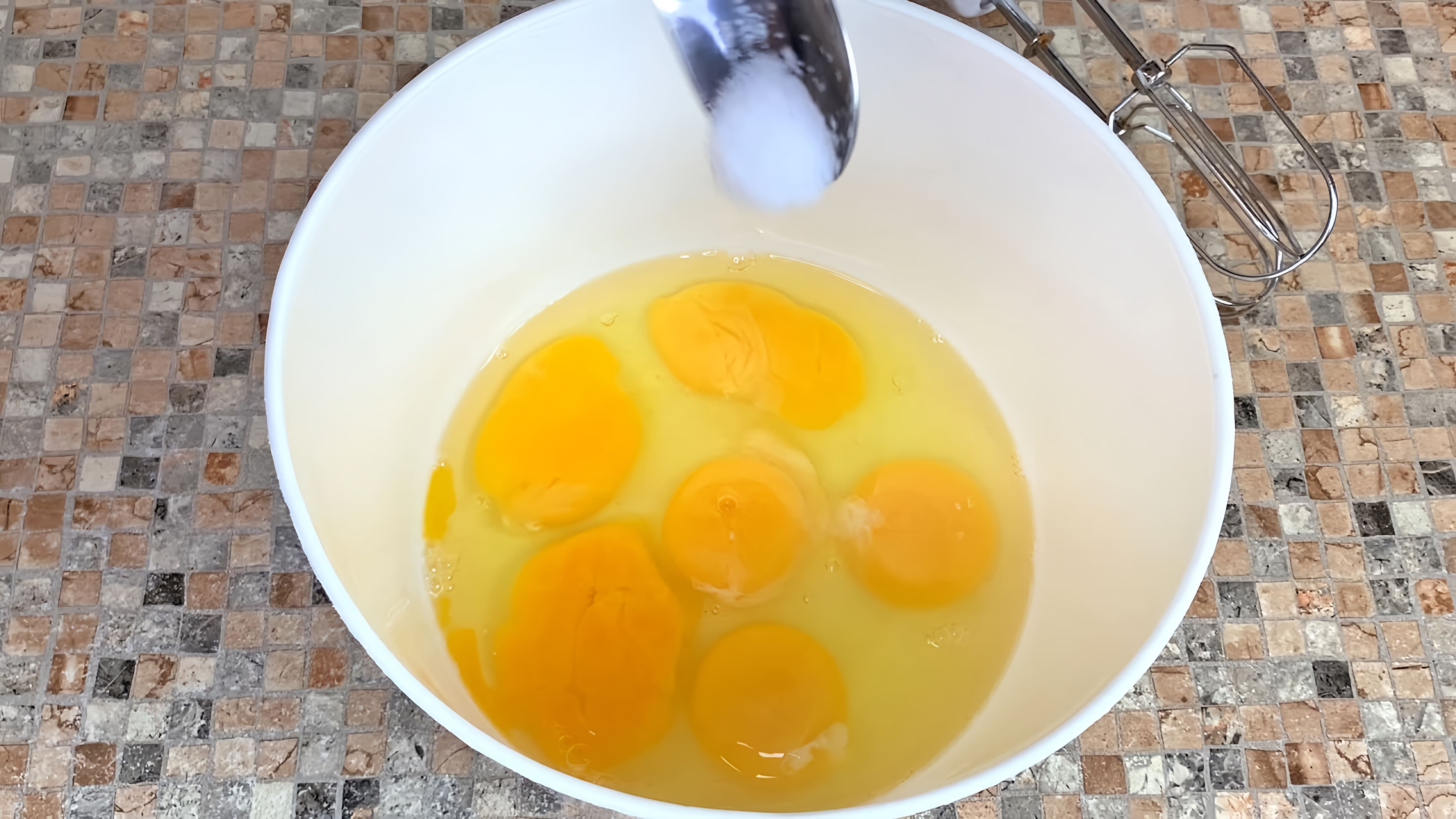 В этом видео-ролике вы увидите, как приготовить вкусное и простое блюдо из 6 яиц и щепотки соли