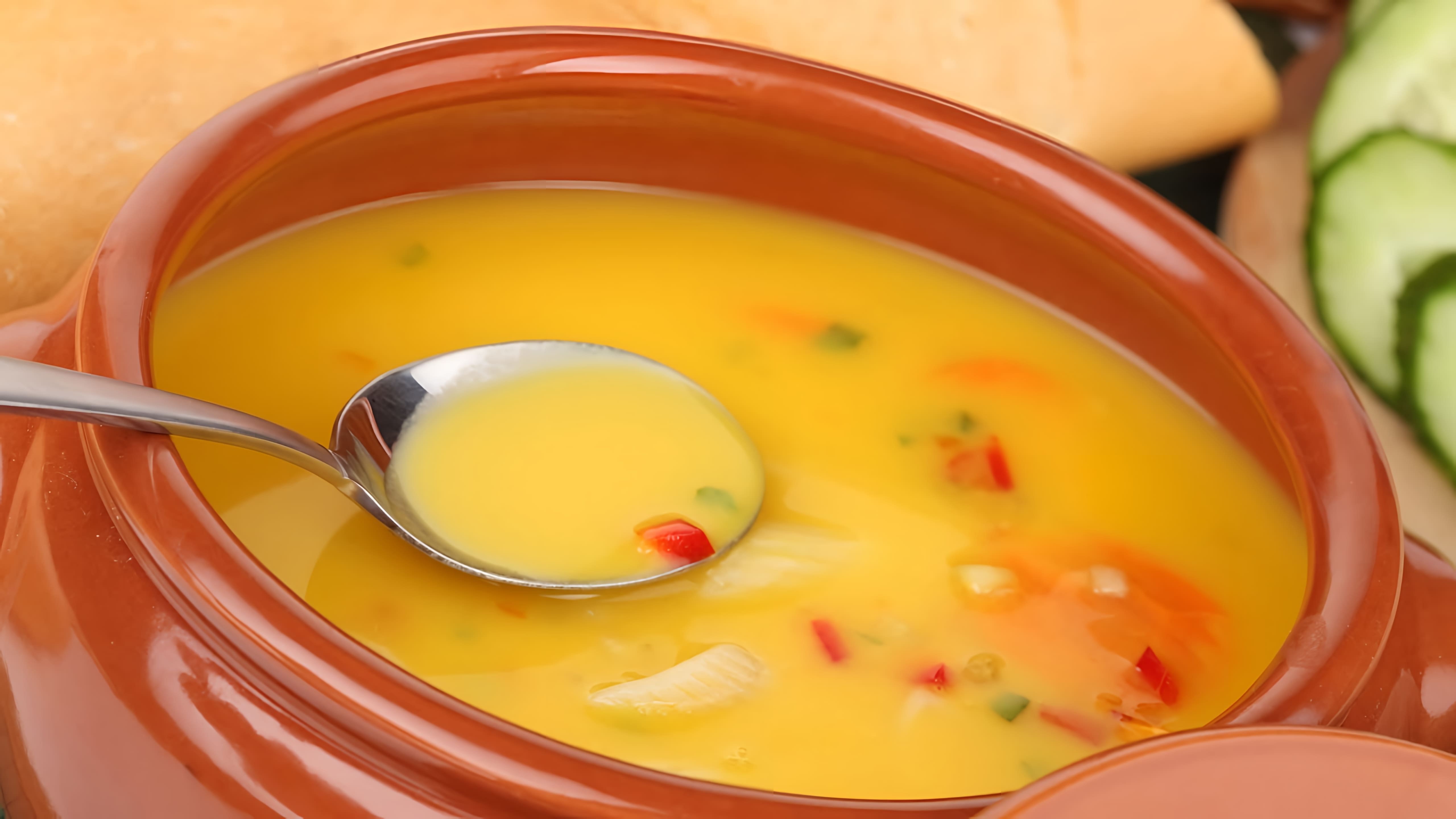 В этом видео демонстрируется рецепт приготовления легкого диетического супа "Здоровье" с курицей и овощами