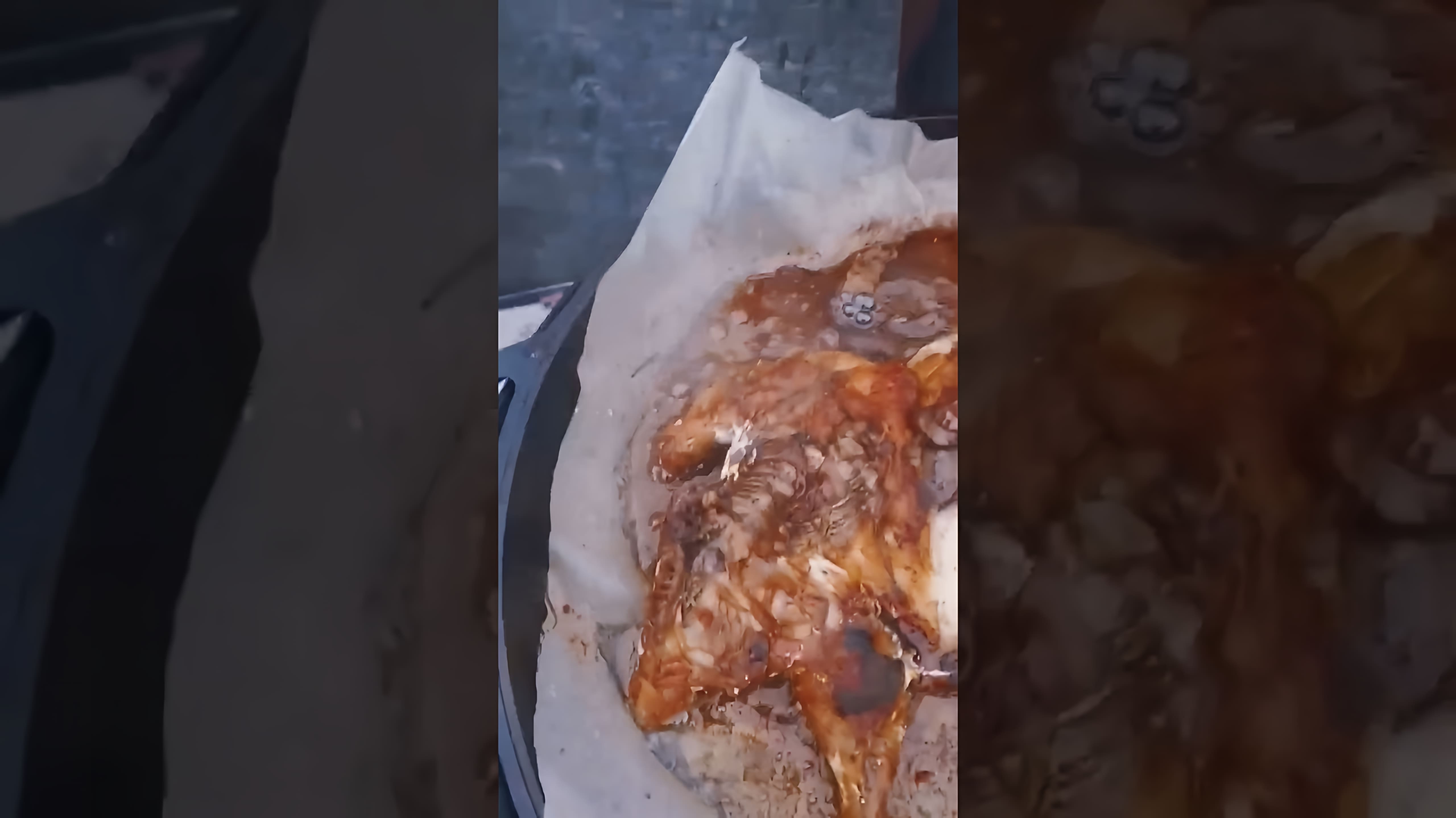 В этом видео-ролике демонстрируется процесс приготовления жареного цыпленка в соусе из сметаны, чеснока и майонеза