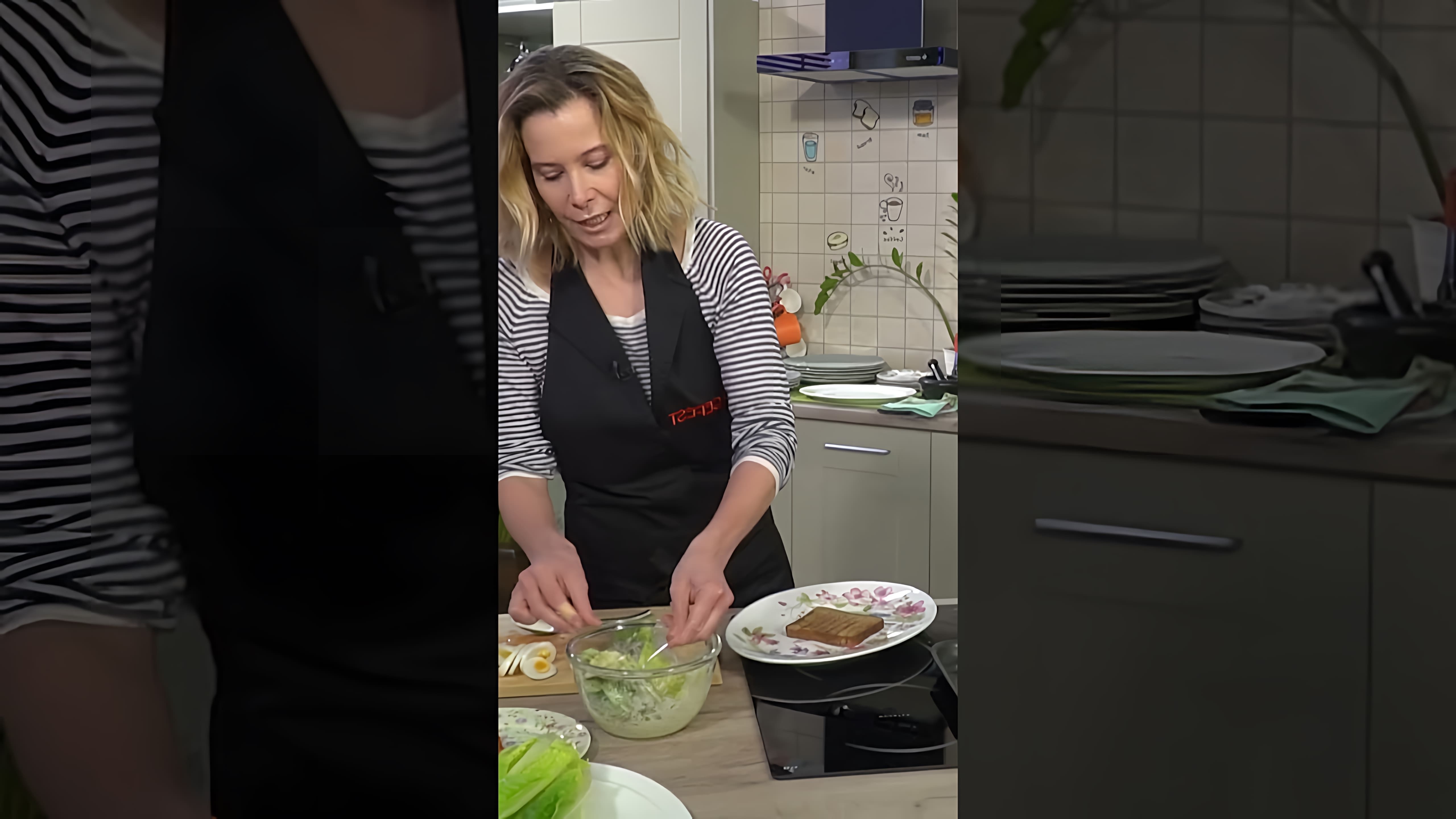 В этом видео Юлия Высоцкая показывает, как приготовить клаб-сэндвич с индейкой на завтрак