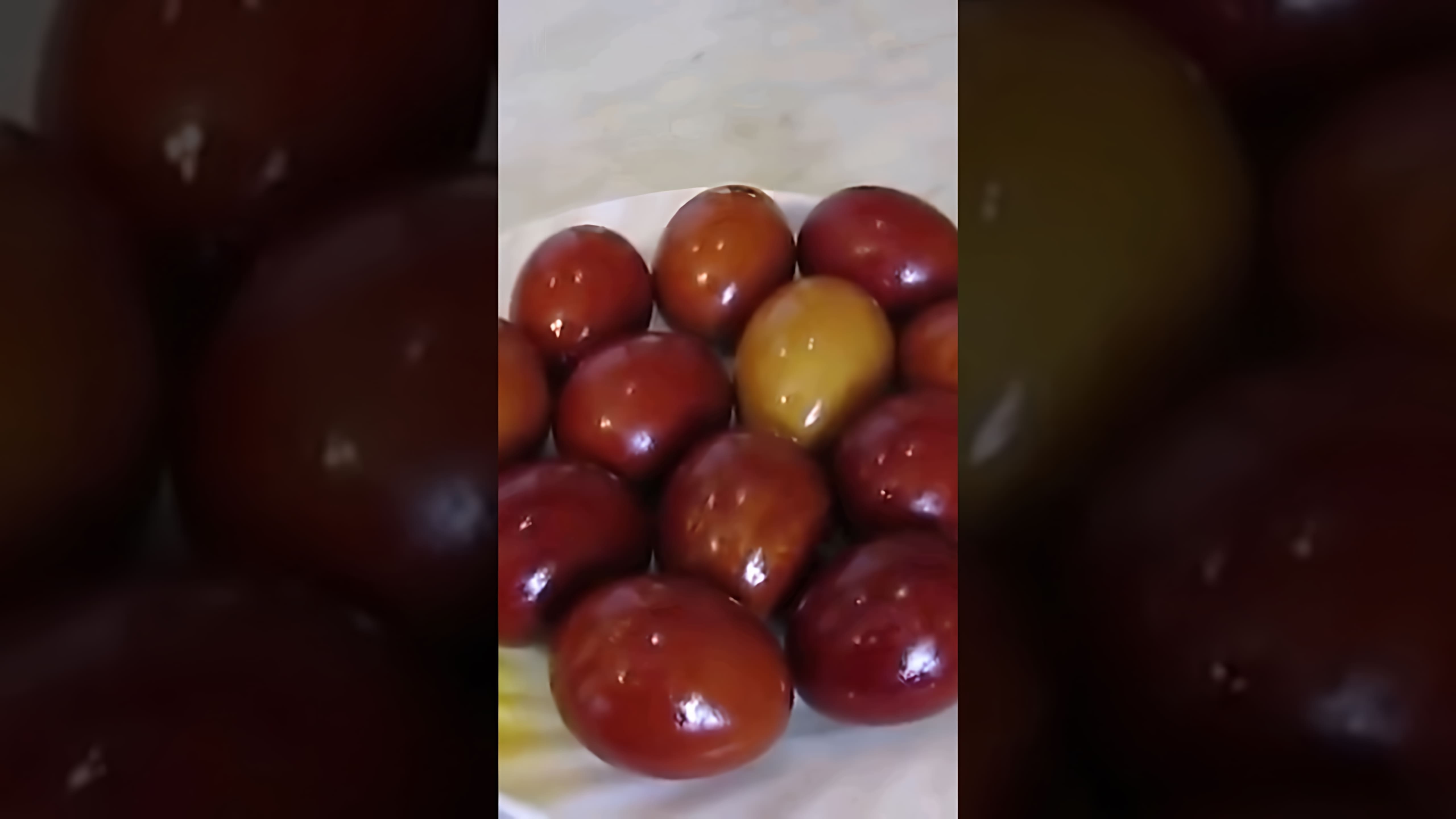В этом видео демонстрируется процесс окрашивания яиц в луковой шелухе для Пасхи