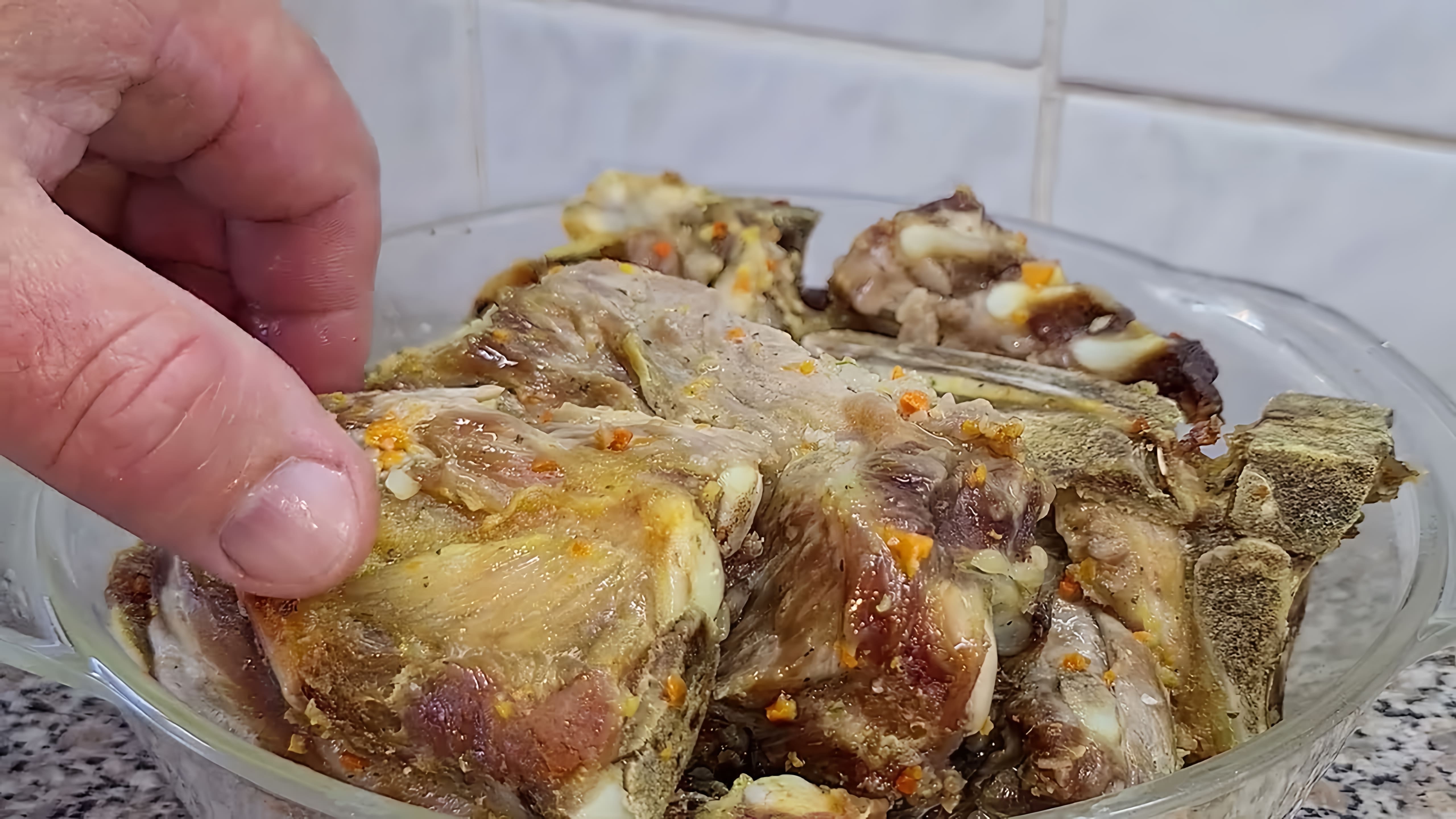 В этом видео автор показывает, как приготовить вкусные и недорогие суповые кости
