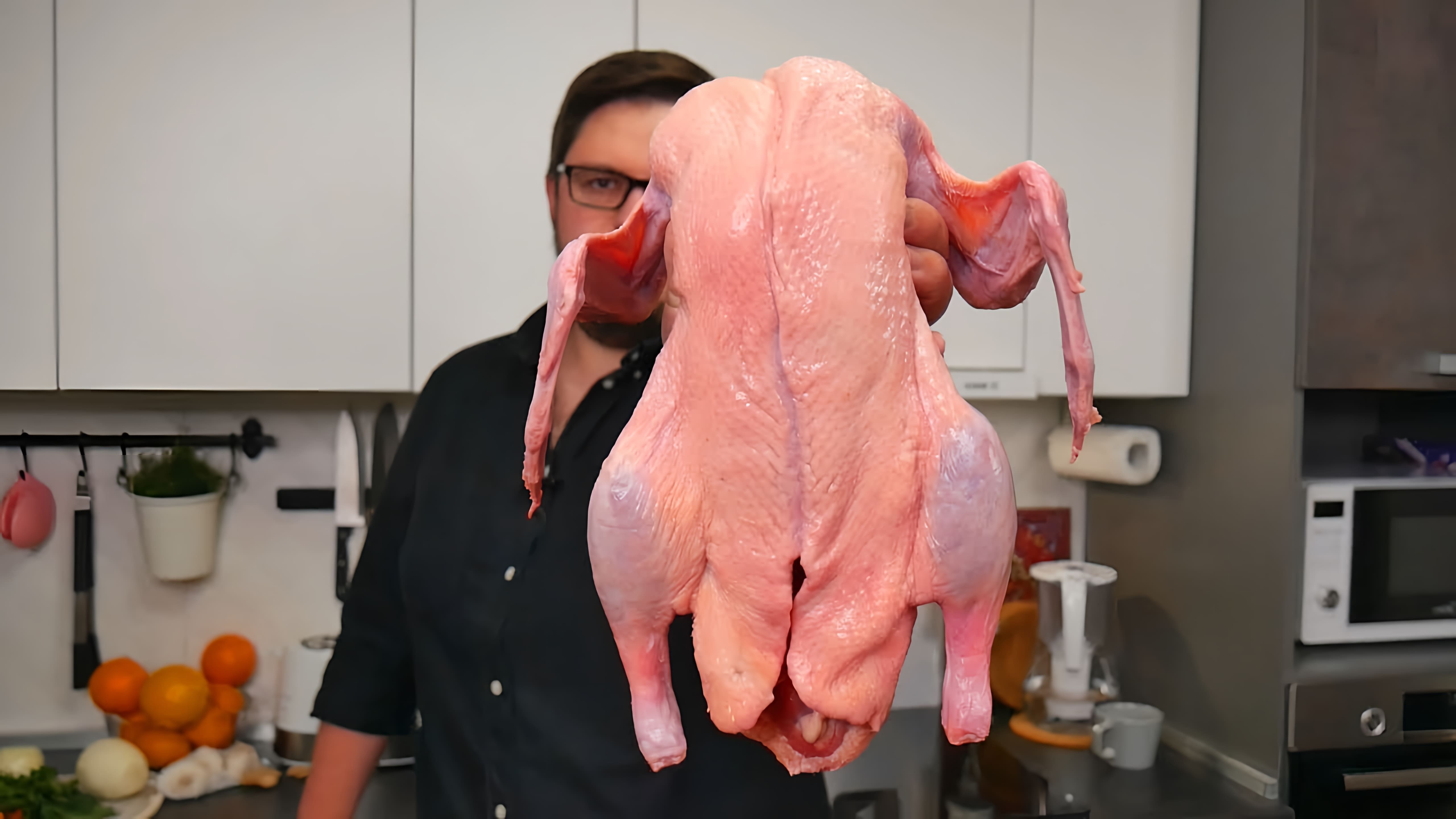 В этом видео демонстрируется процесс приготовления праздничной утки с ягодным соусом
