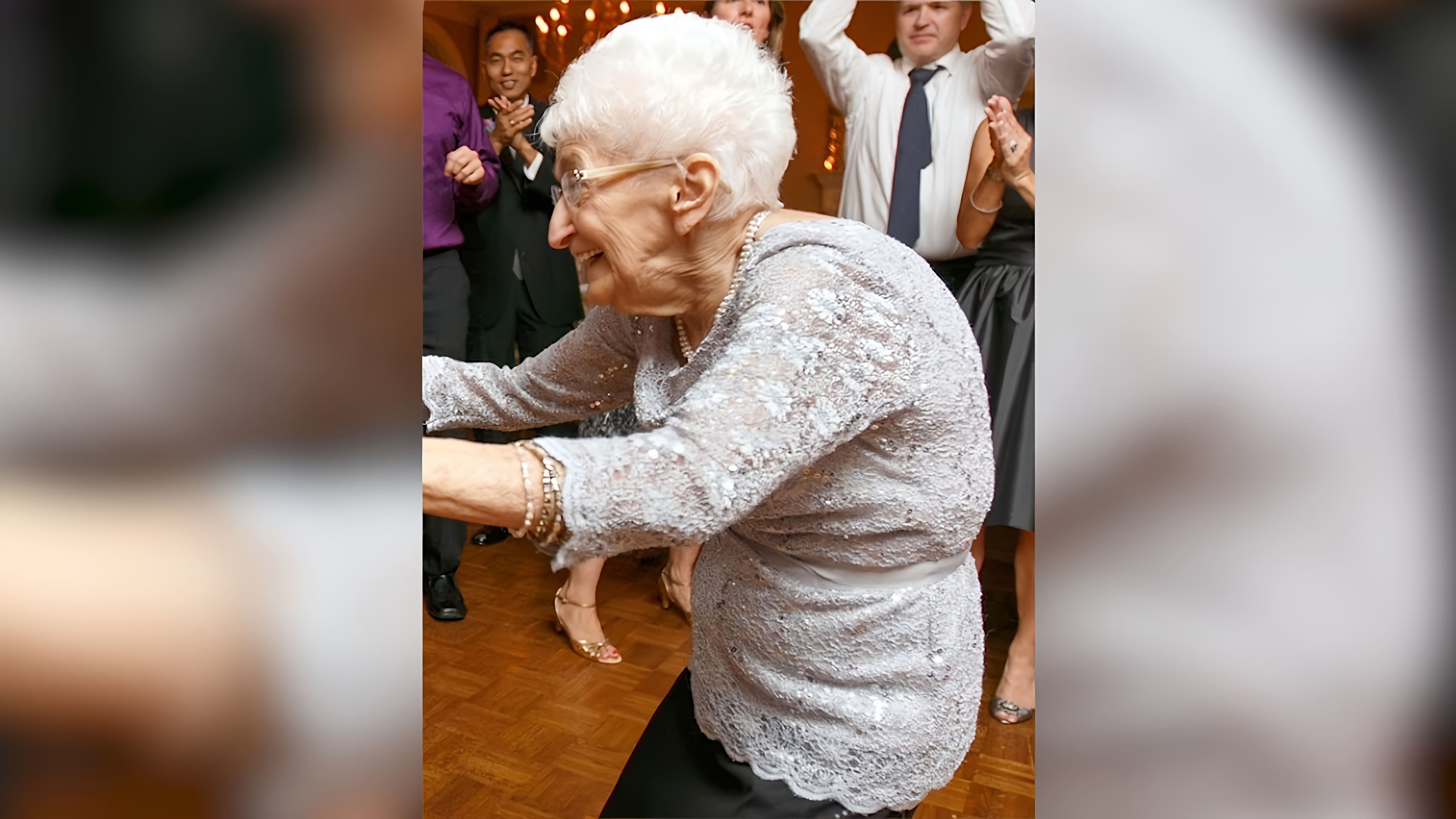 В этом видео рассказывается история Анны Песке, 87-летней женщины из США, которая страдала от тяжелой формы кифоза и других проблем со здоровьем