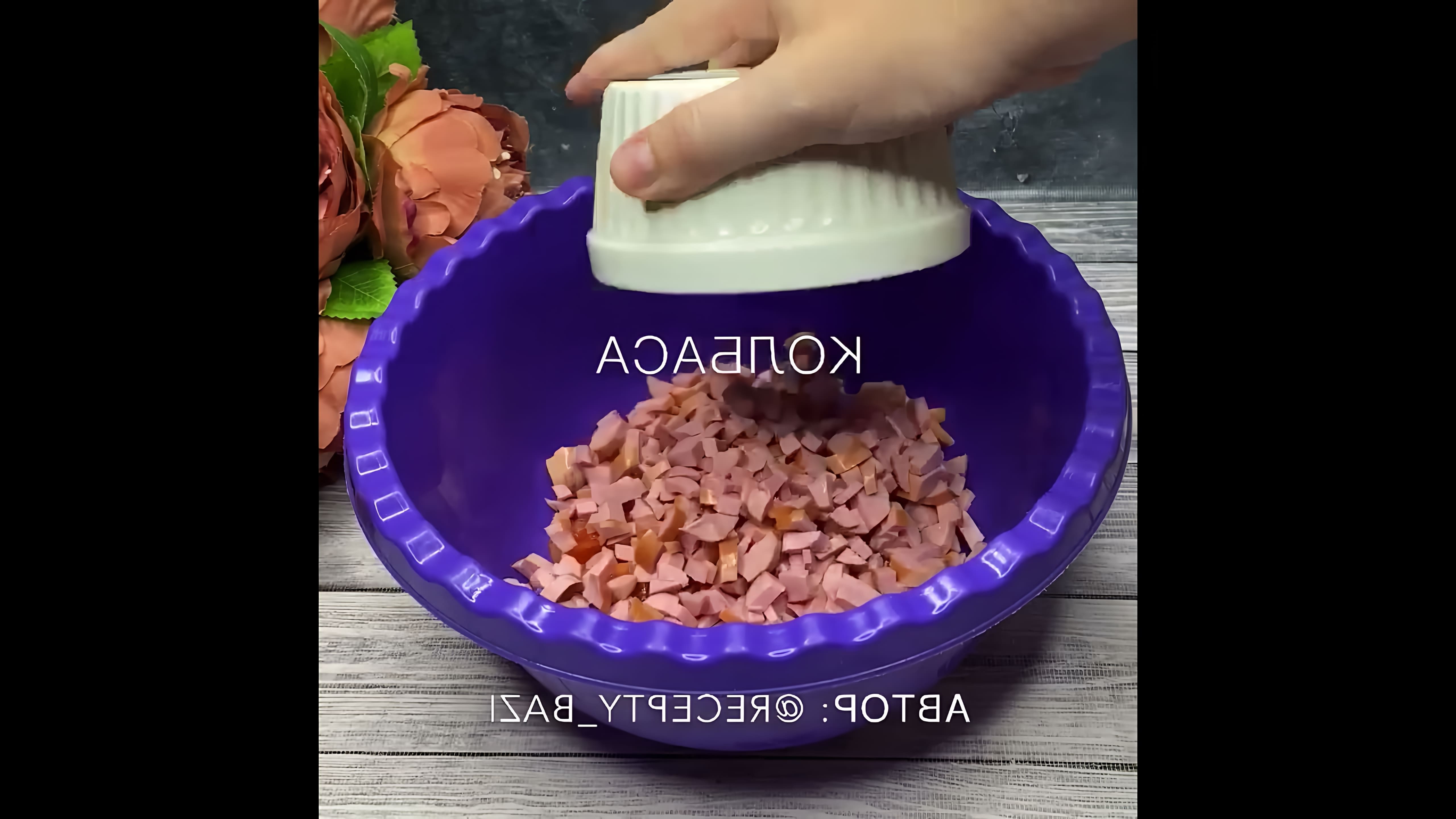 В этом видео демонстрируется рецепт приготовления оладий, которые выглядят как пицца