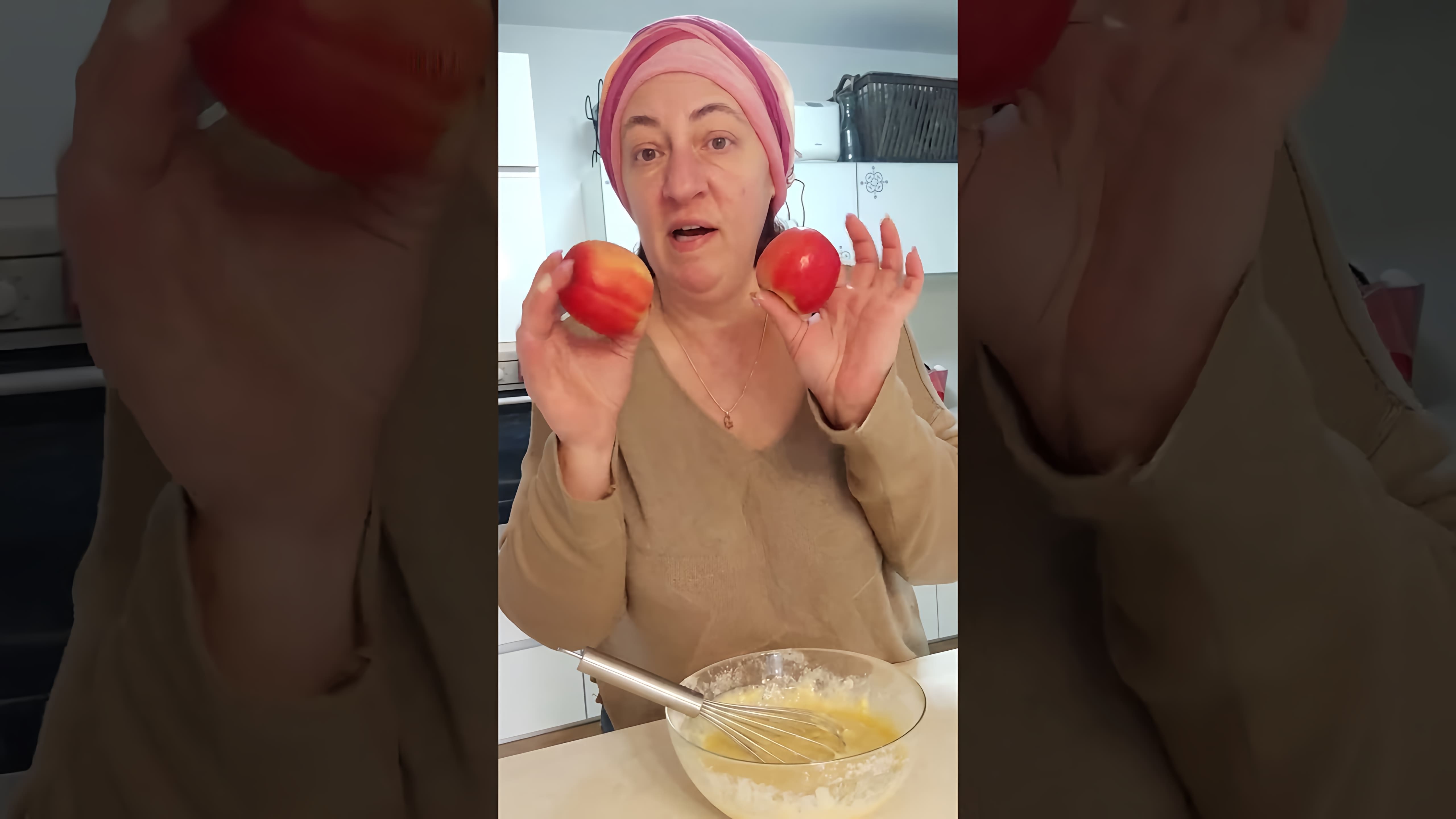 В этом видео демонстрируется процесс приготовления бельгийских вафель с яблоком