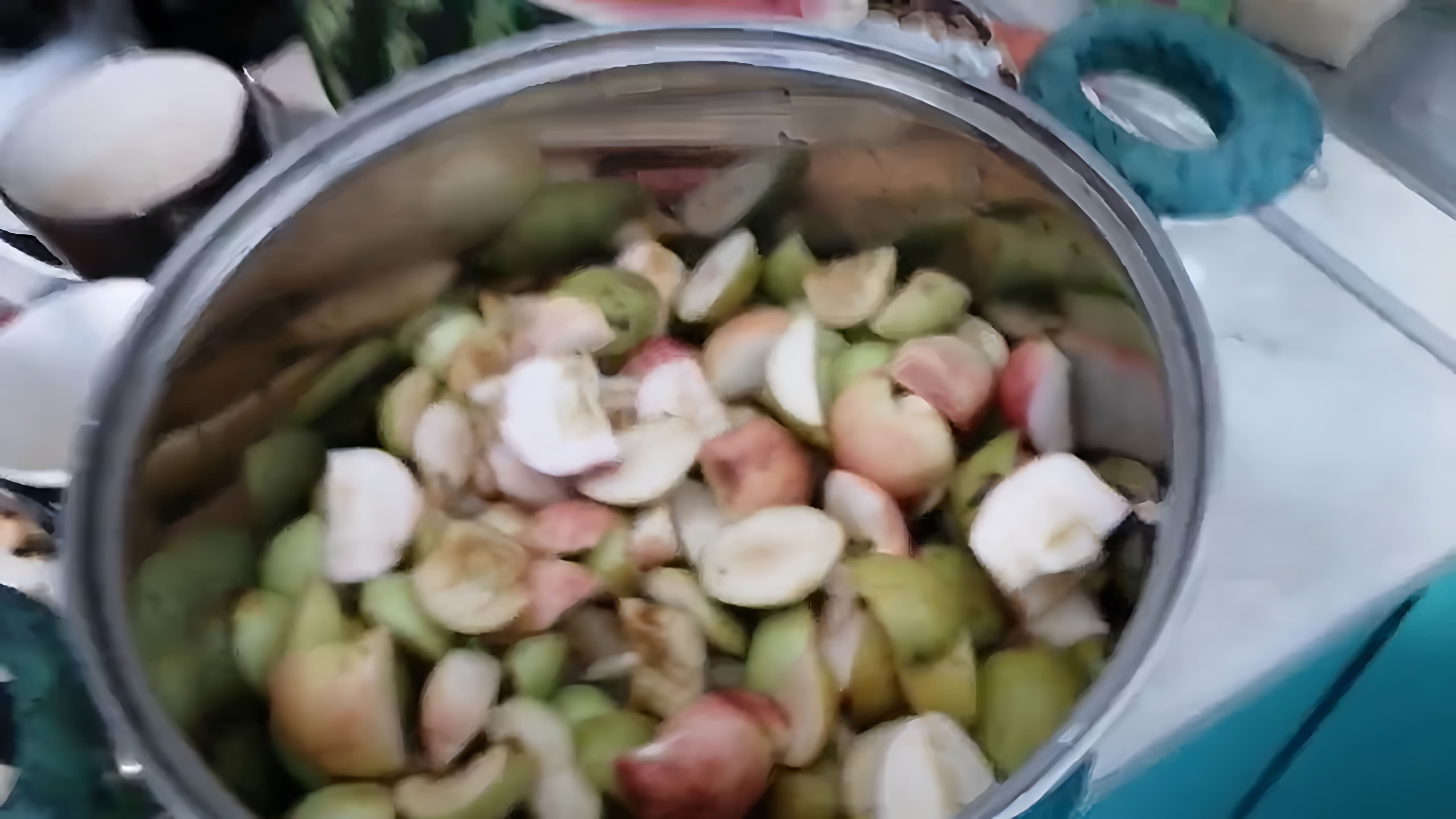 В этом видео демонстрируется процесс приготовления яблочного сыра