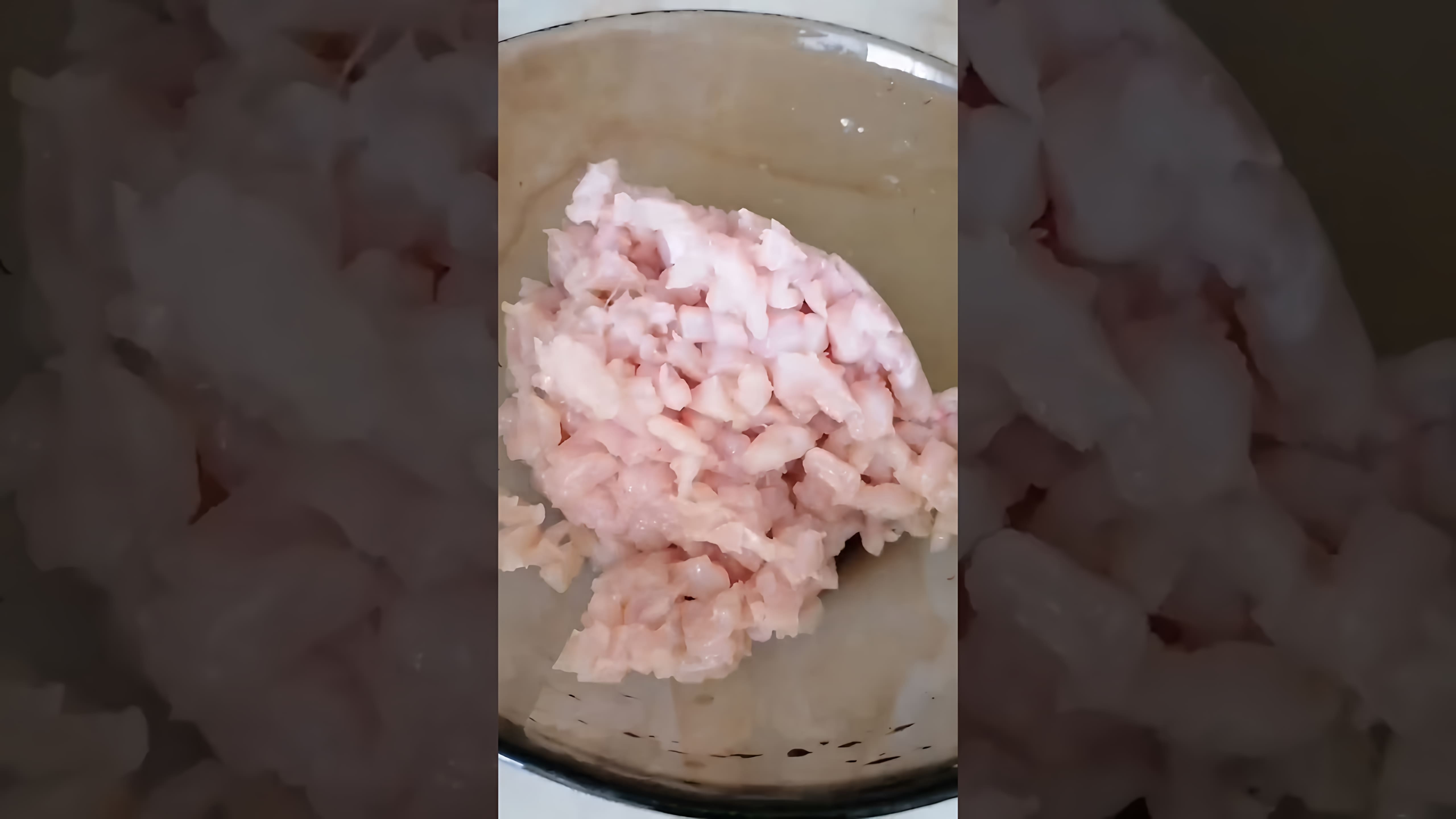 В этом видео демонстрируется рецепт приготовления куриных шариков в сливочно-сырном соусе