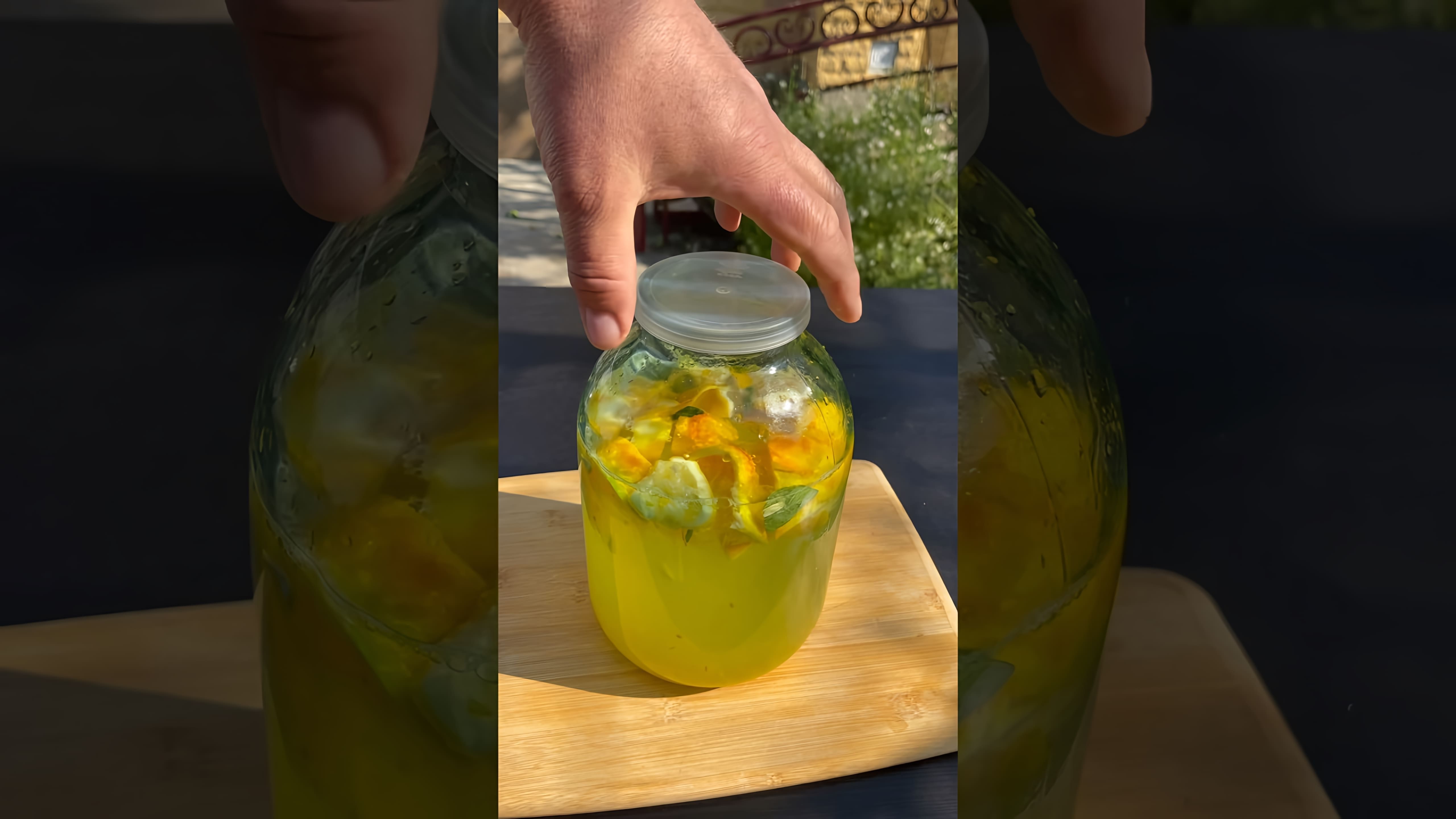 В этом видео демонстрируется процесс приготовления лимонада по-турецки