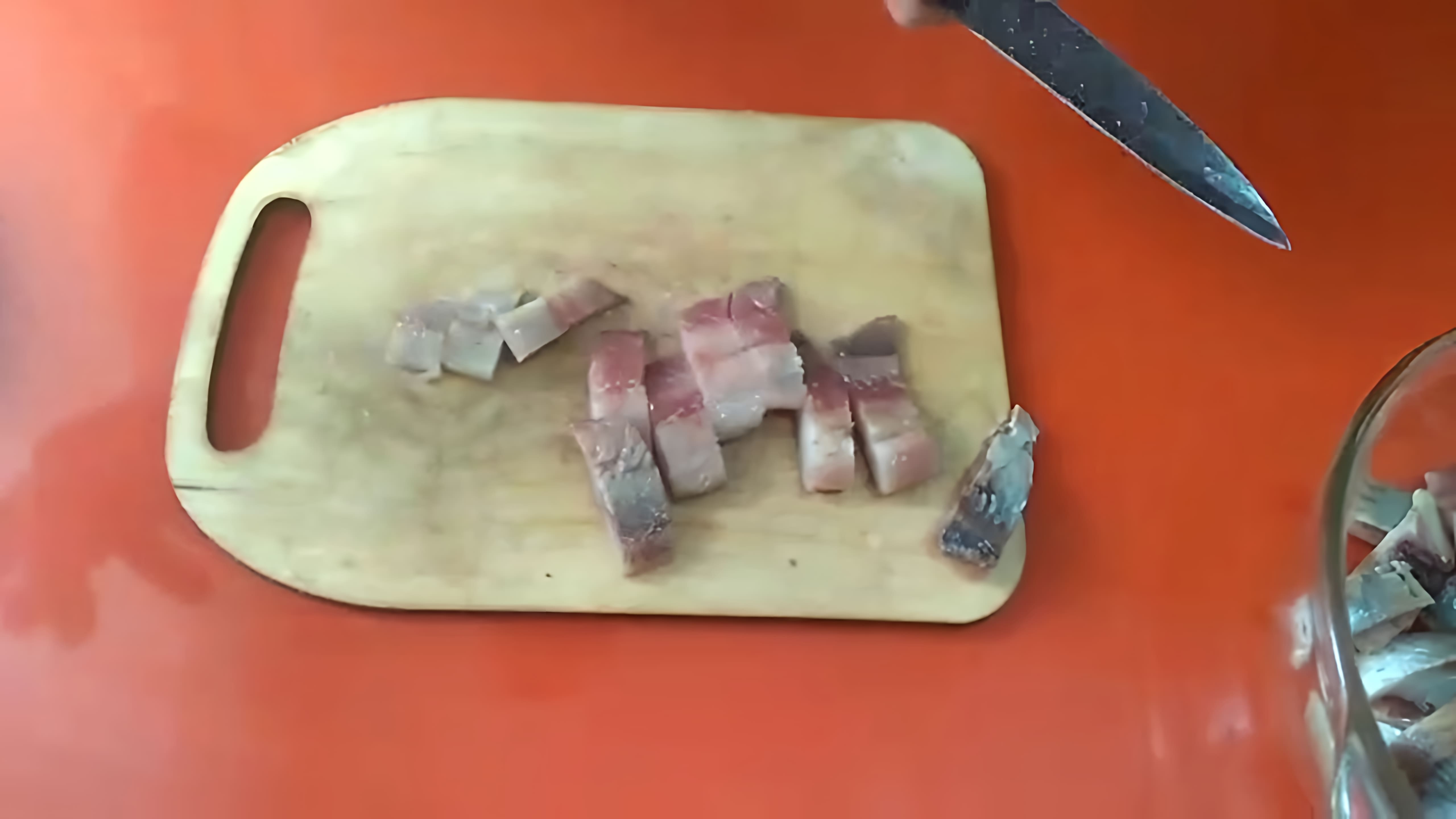 В этом видео демонстрируется процесс приготовления хе из селедки