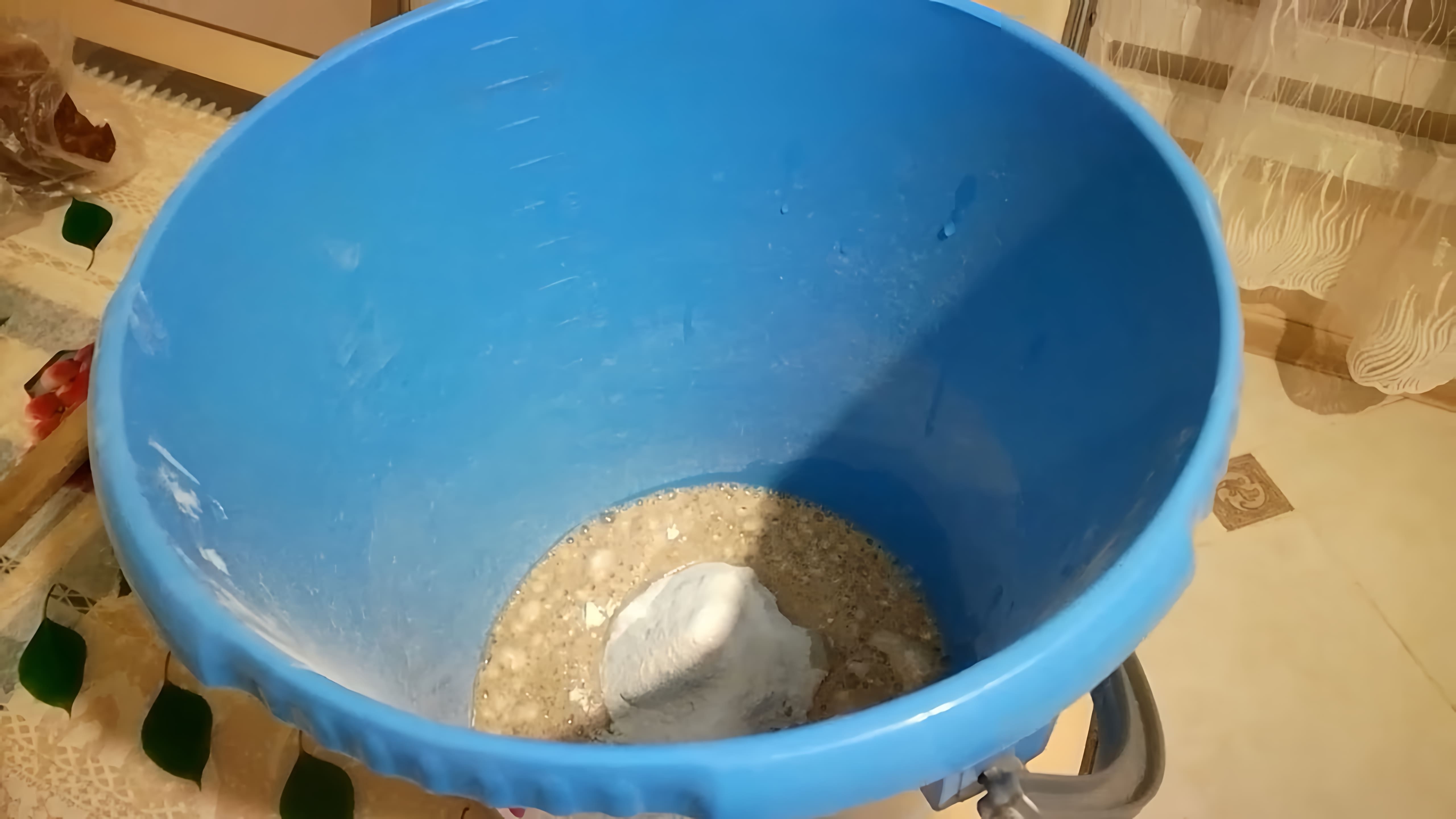 В данном видео демонстрируется простой рецепт приготовления кваса из ржаной муки