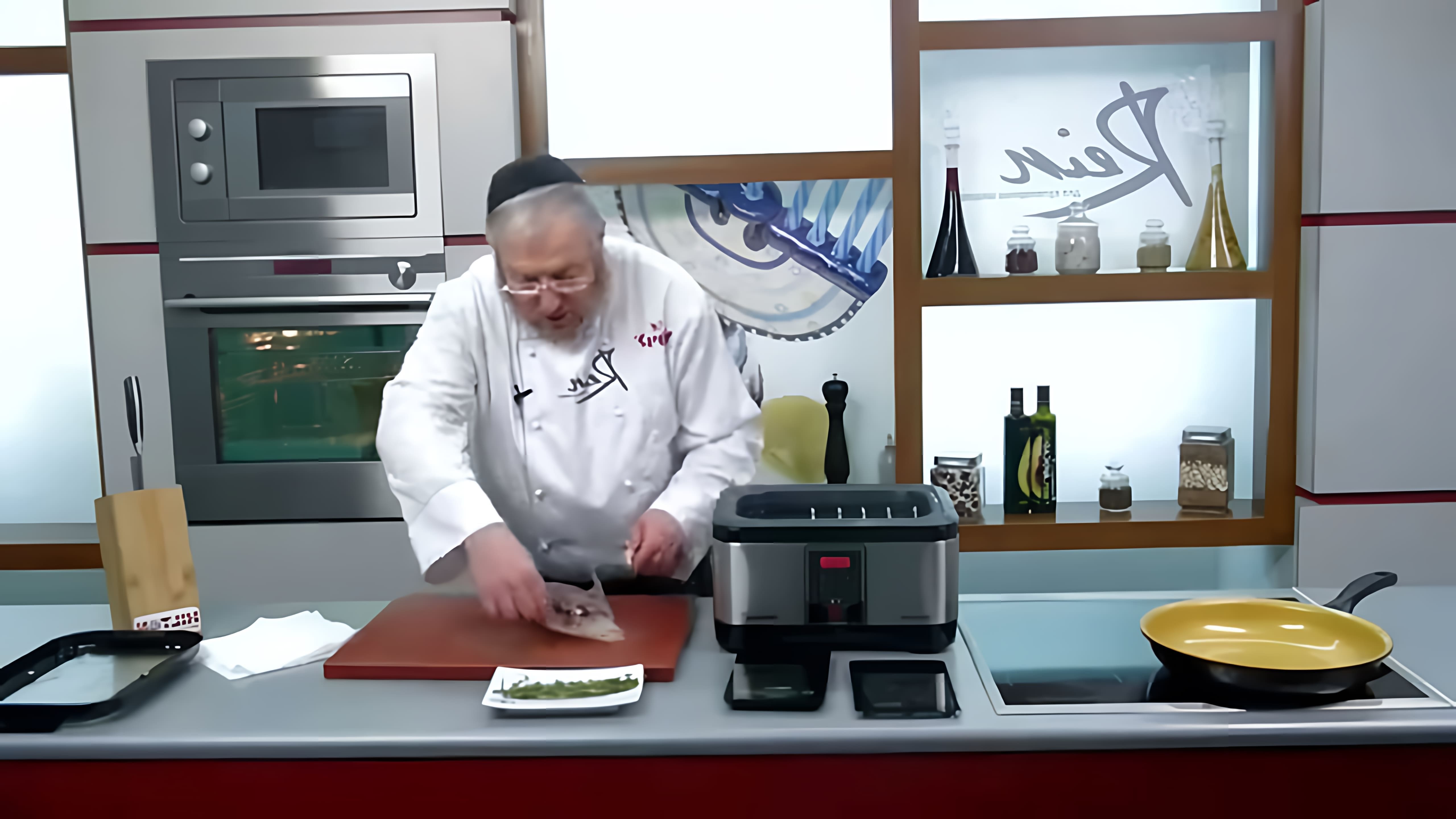 В этом видео демонстрируется рецепт приготовления стейка в вакууме, который называется "Голодный стейк"