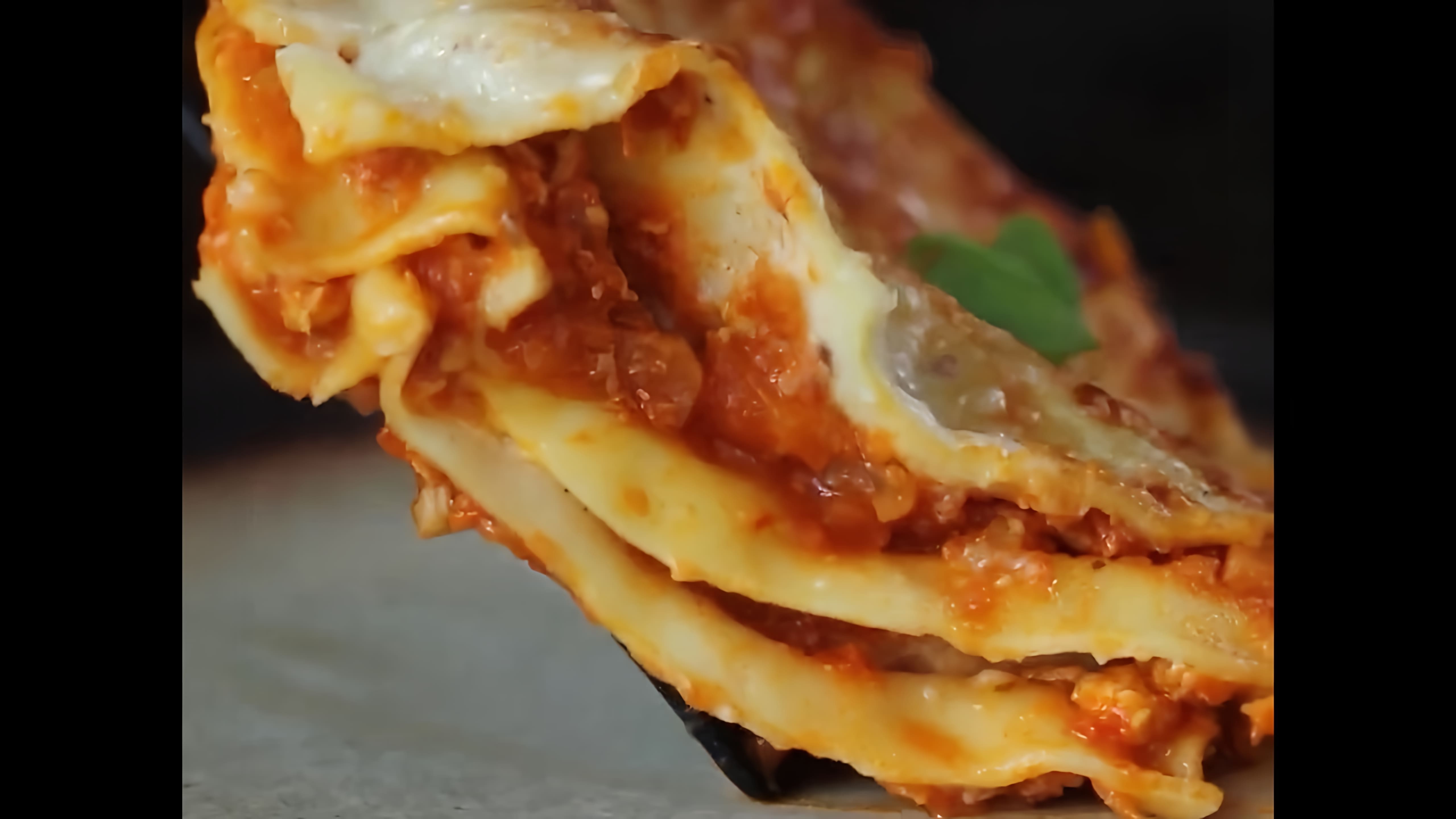 Видео-ролик с заголовком "Куриная лазанья | Chicken Lasagna" представляет собой рецепт приготовления блюда, которое сочетает в себе слои теста, соуса и куриного мяса