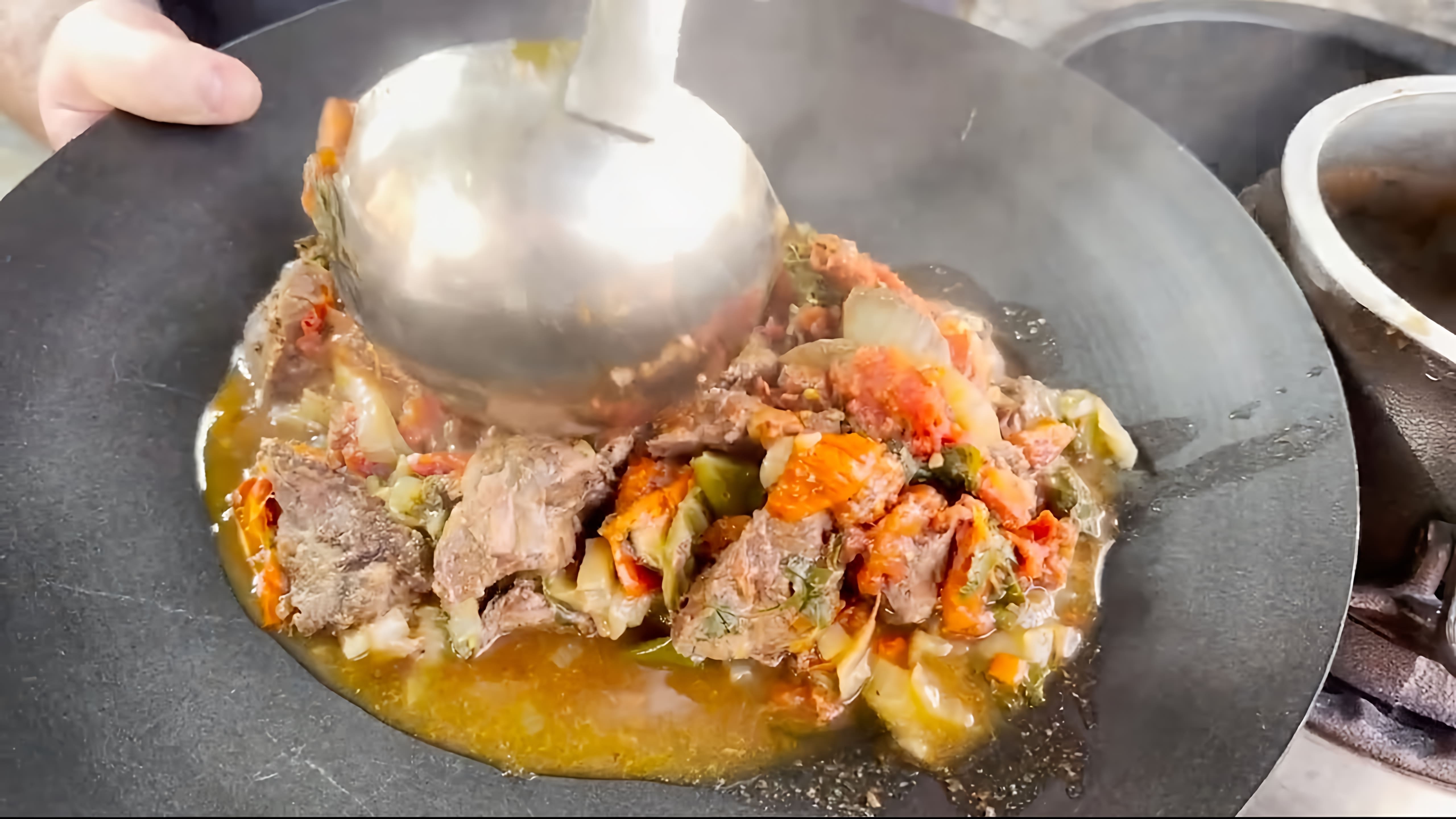 В этом видео бывалый готовит мясо лося в афганском казане
