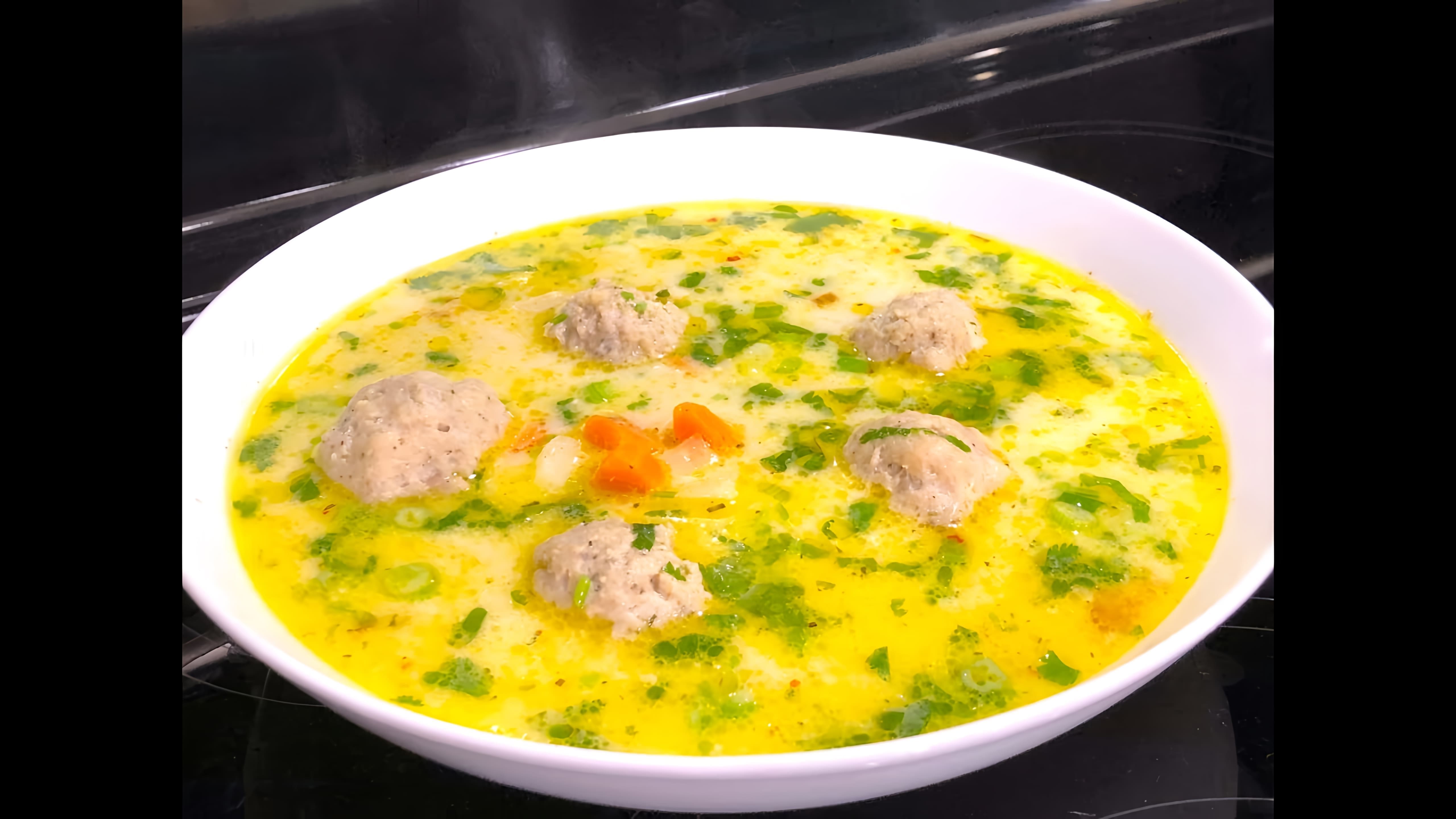 В этом видео демонстрируется процесс приготовления куриного супа с фрикадельками