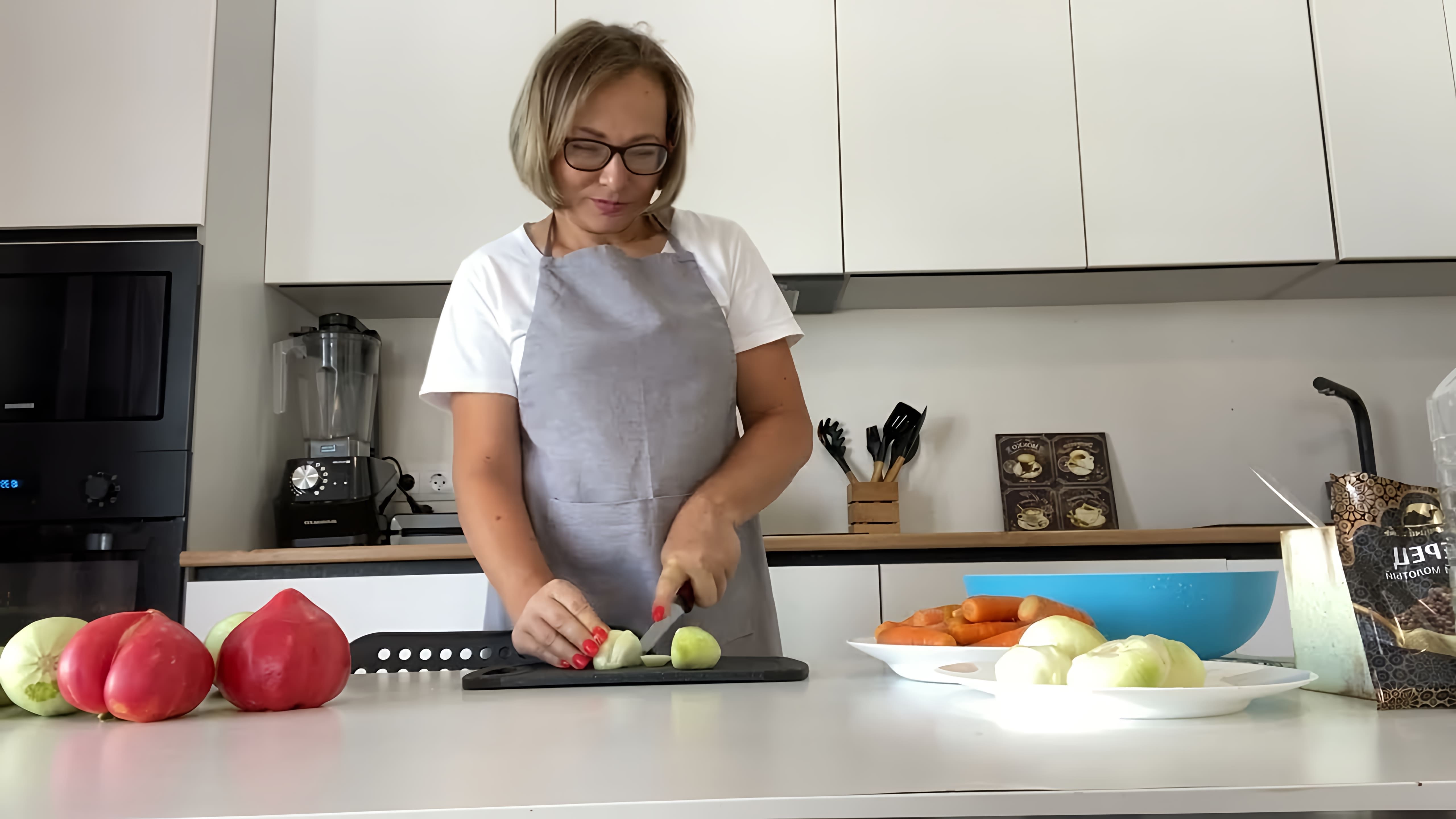 В этом видео демонстрируется процесс приготовления кабачковой икры без использования томатной пасты