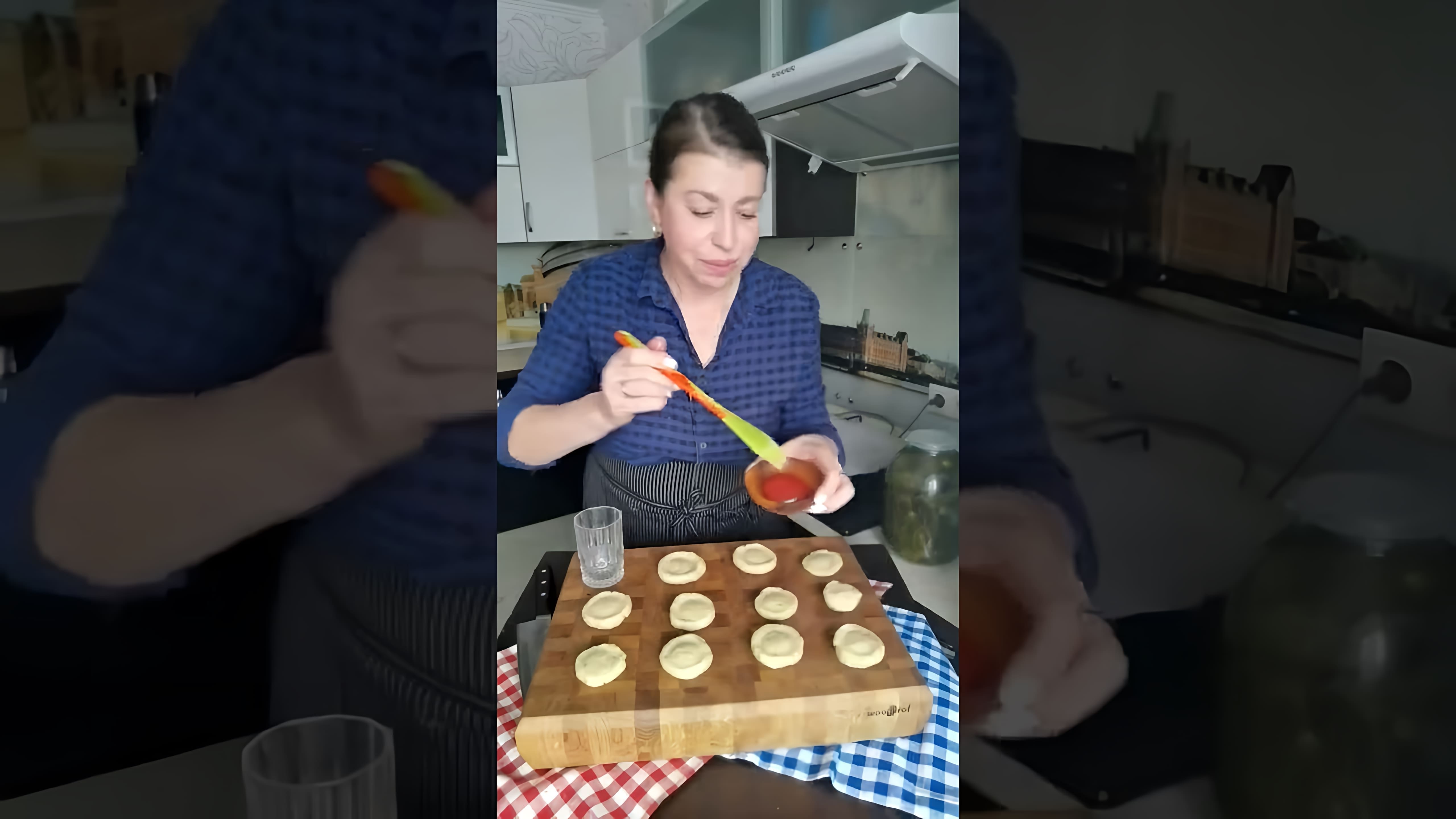 В этом видео демонстрируется рецепт приготовления постных печенек на огуречном рассоле