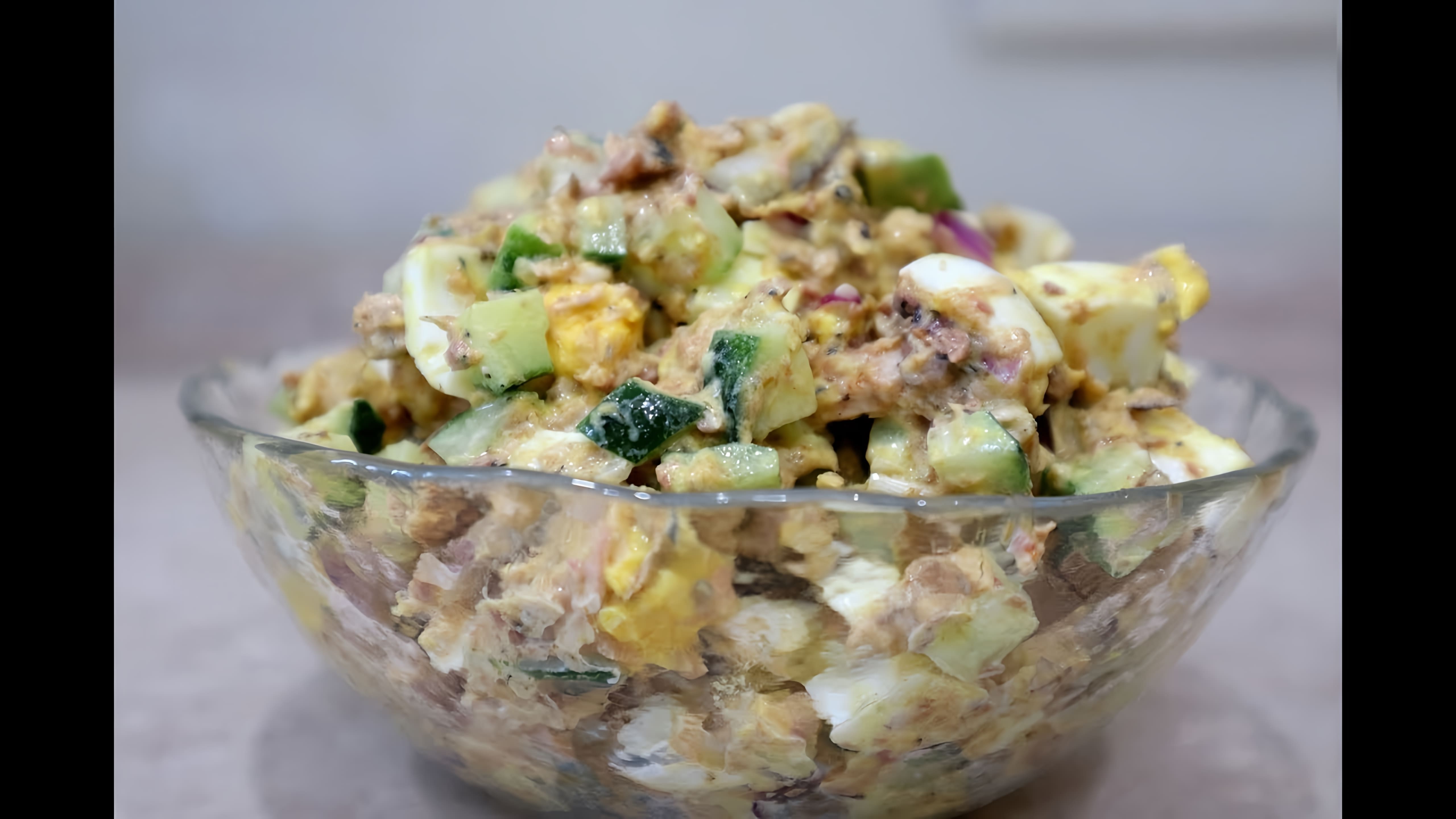 В этом видео-ролике будет представлен рецепт салата с консервированной сайрой, яйцом и огурцом