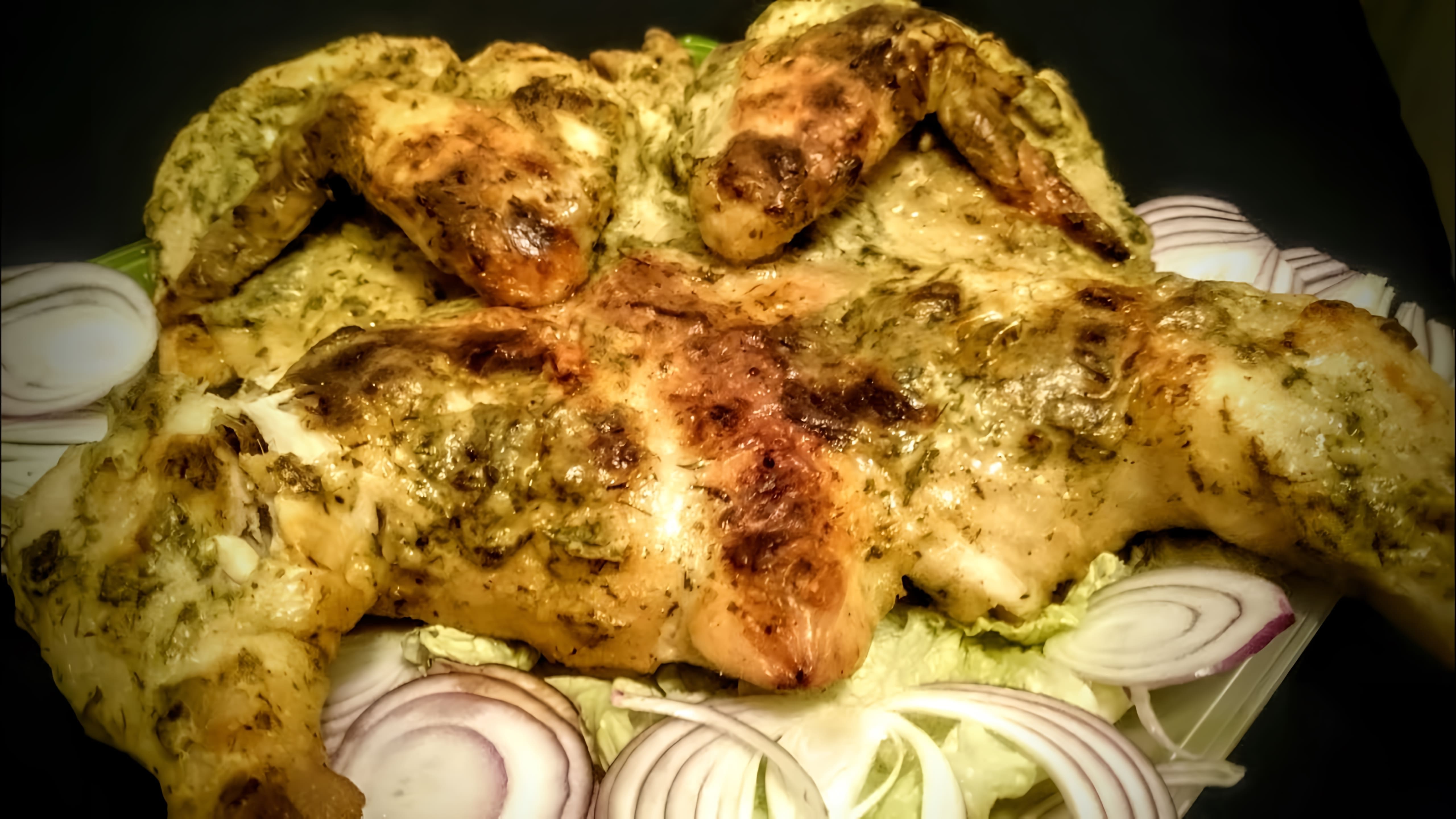 В этом видео демонстрируется простой рецепт приготовления курицы в духовке