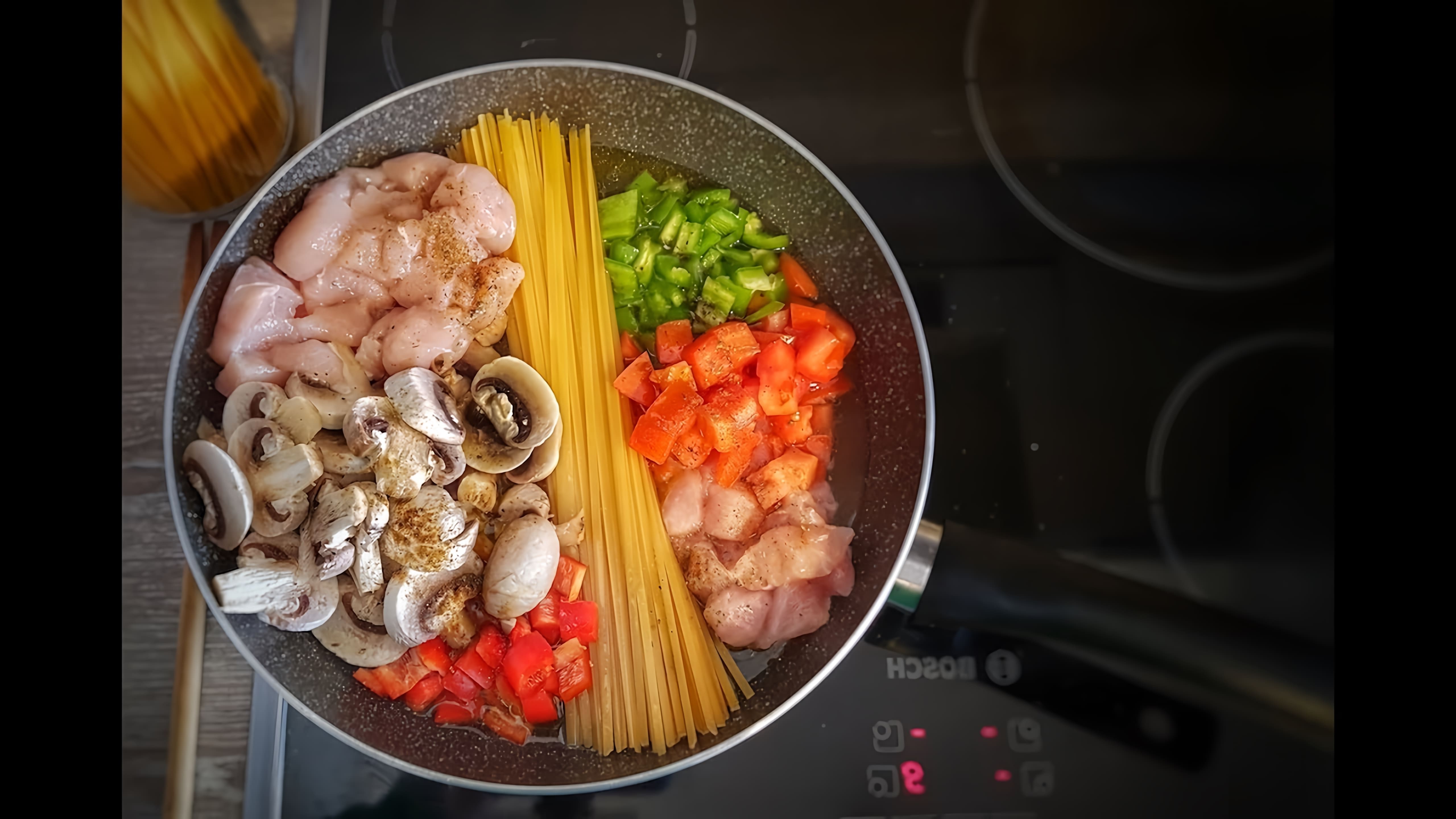 В этом видео демонстрируется процесс приготовления итальянского блюда макароны с мясом в одной сковородке