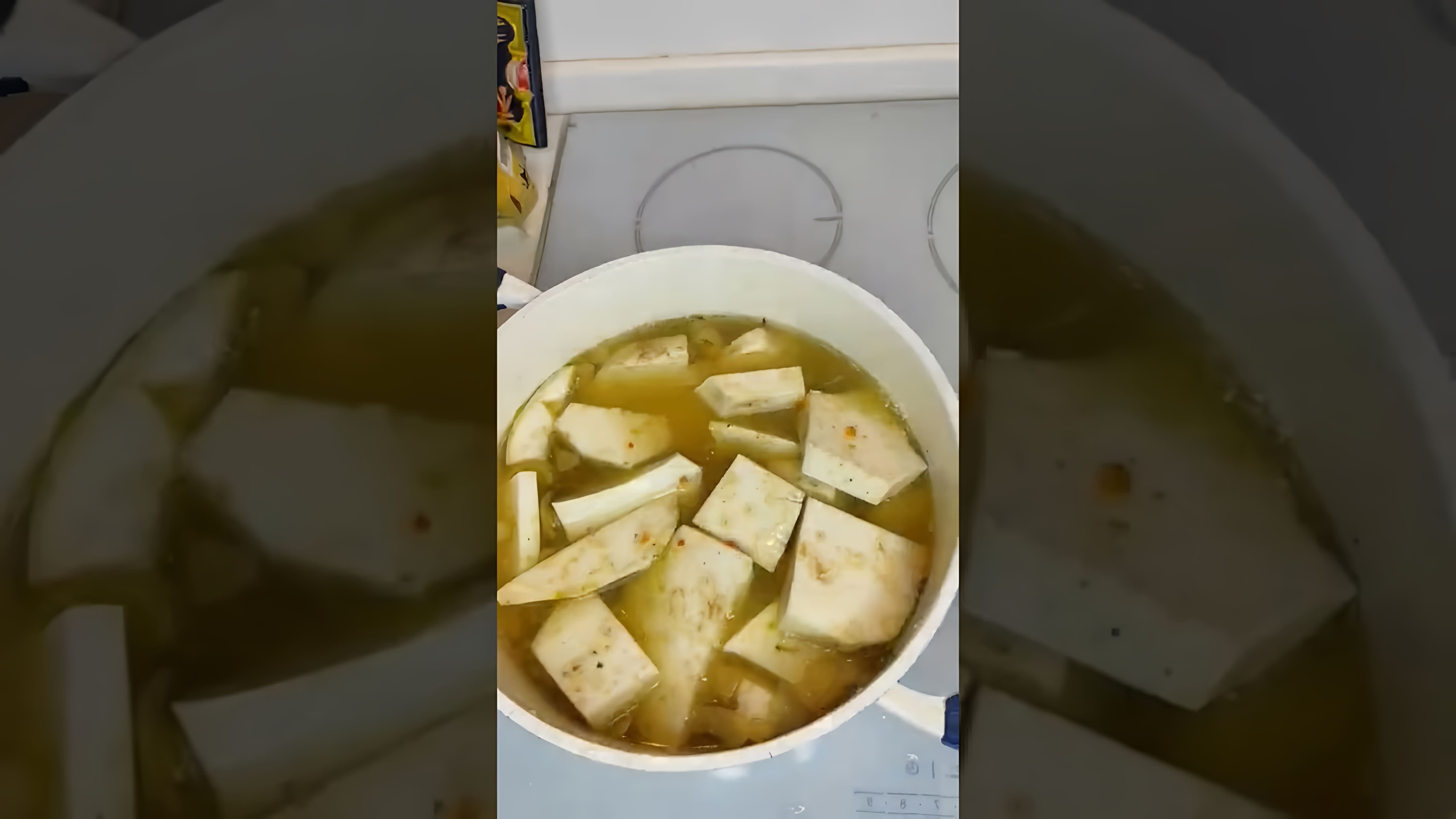В этом видео демонстрируется рецепт приготовления супа-пюре из корня сельдерея