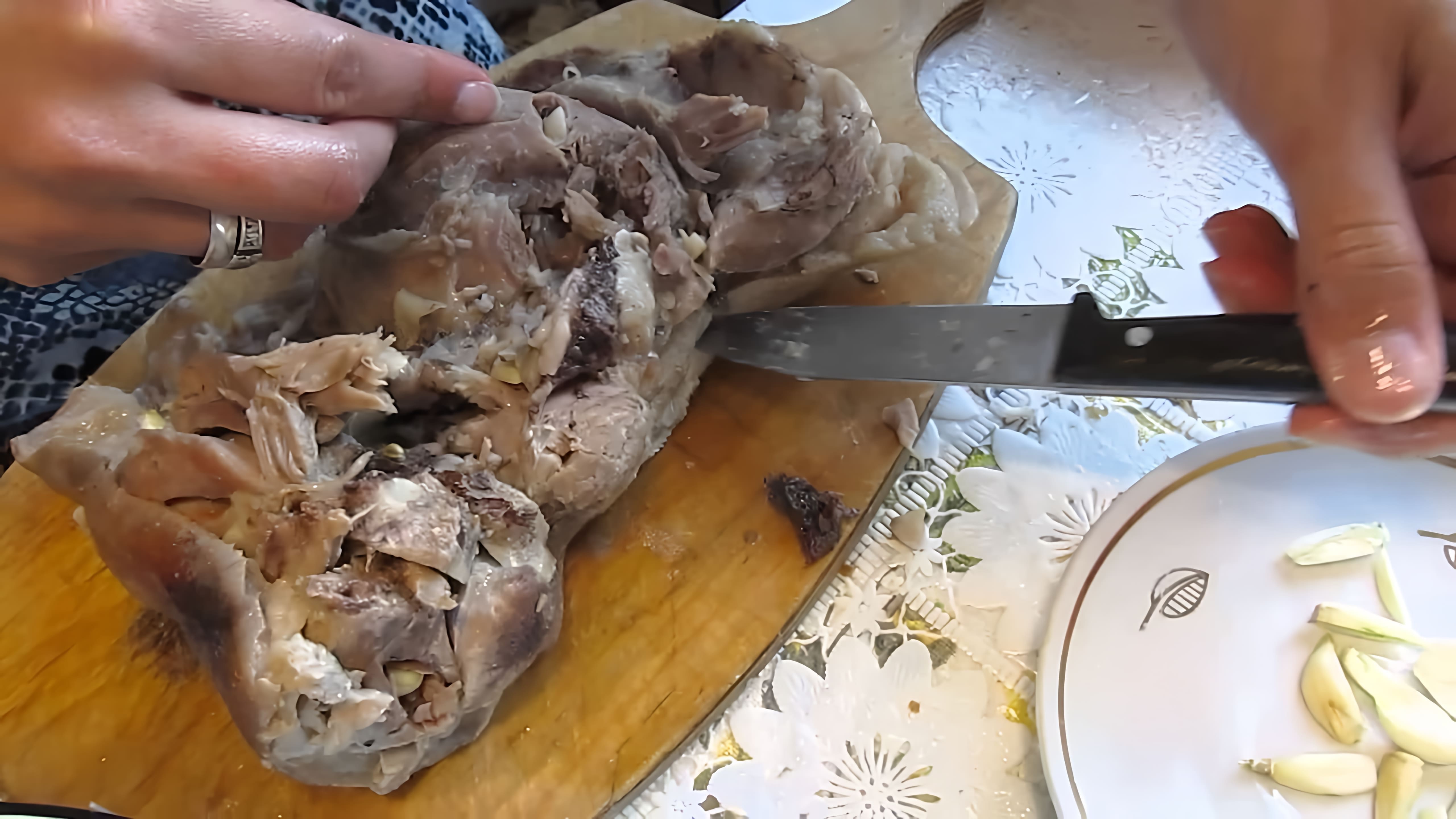 В данном видео демонстрируется рецепт приготовления свиной рульки