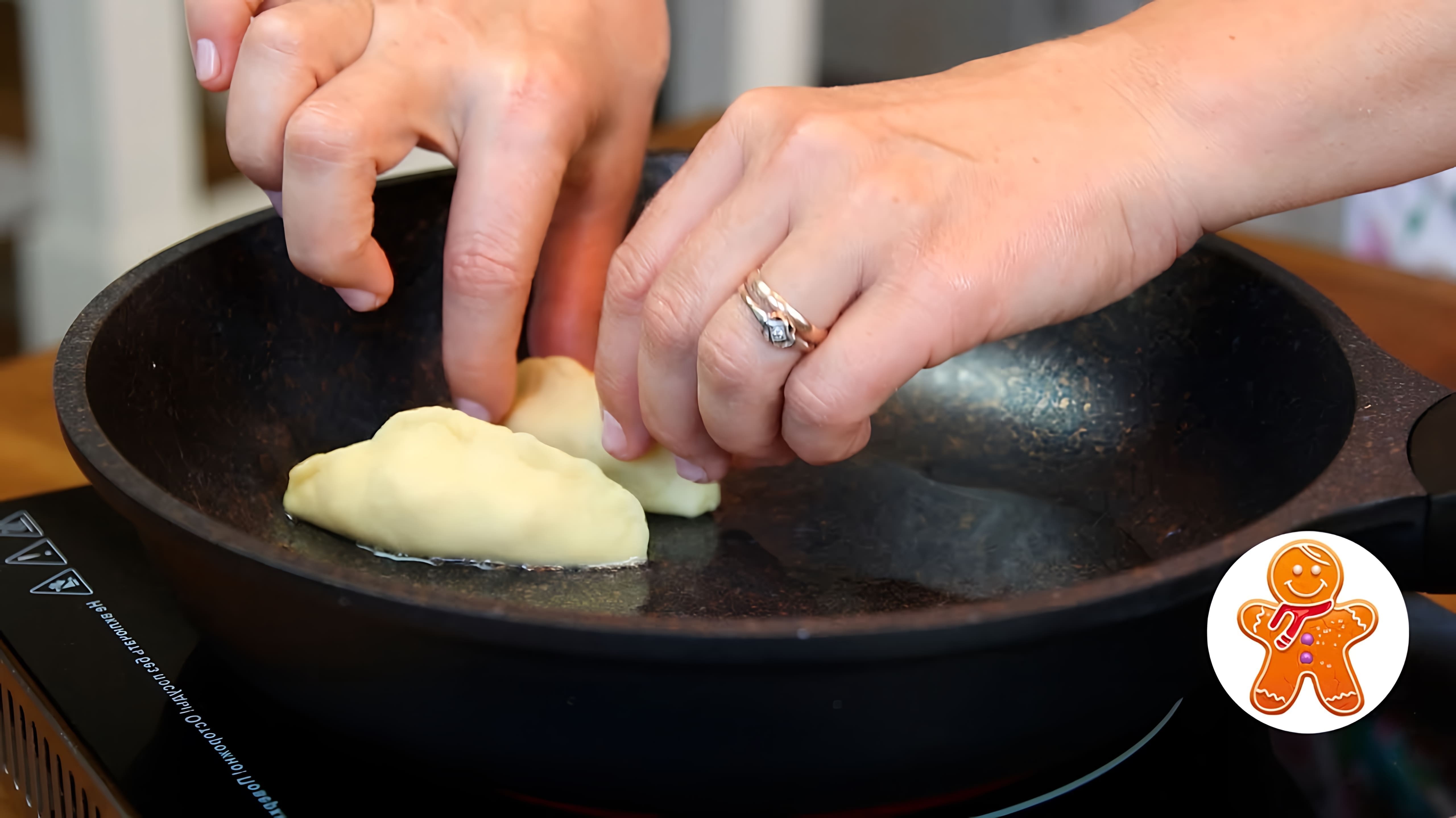 В этом видео демонстрируется рецепт приготовления быстрых жареных пирожков с яблоками