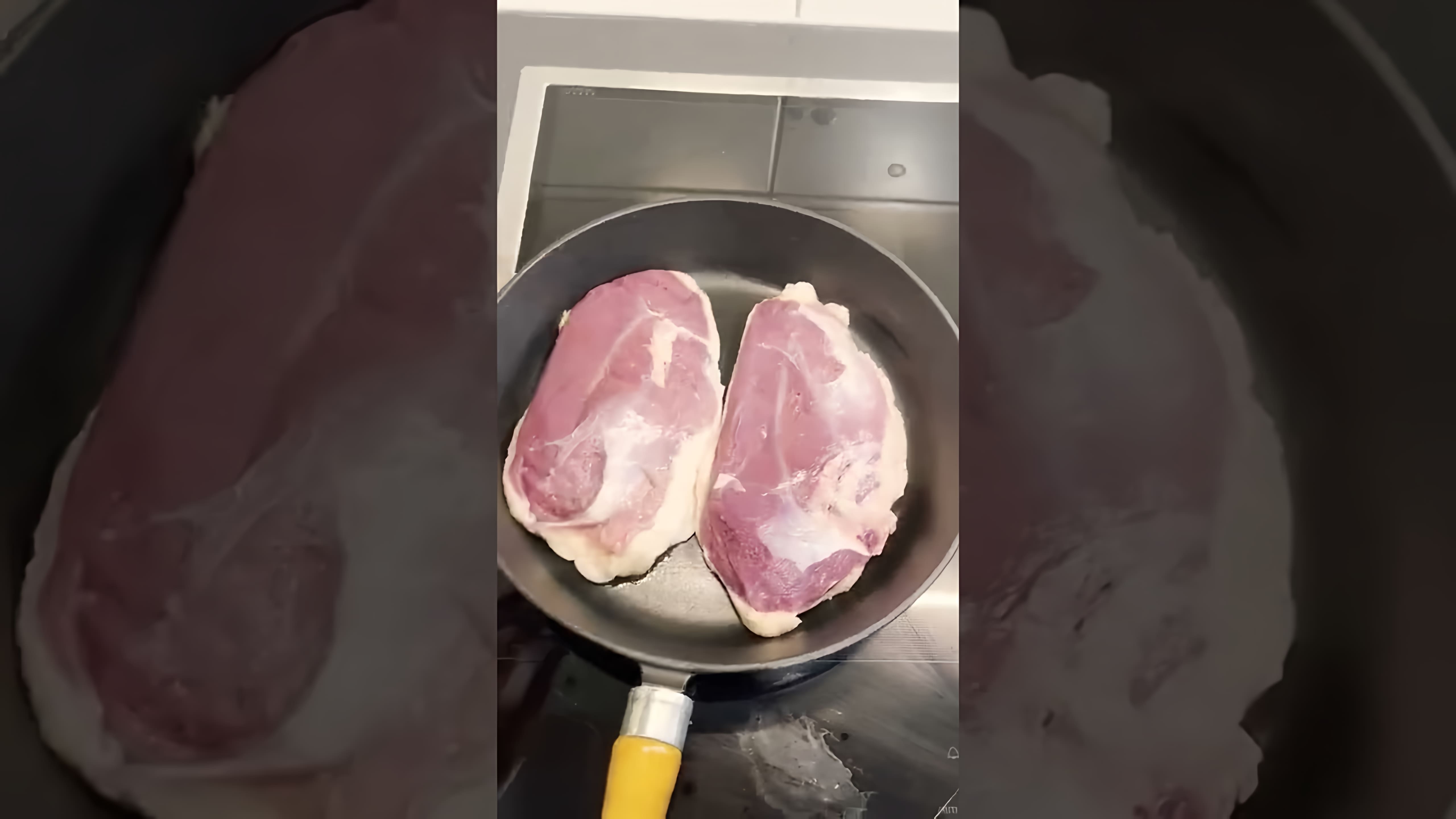 В этом видео демонстрируется рецепт приготовления жареной утиной грудки во французском стиле