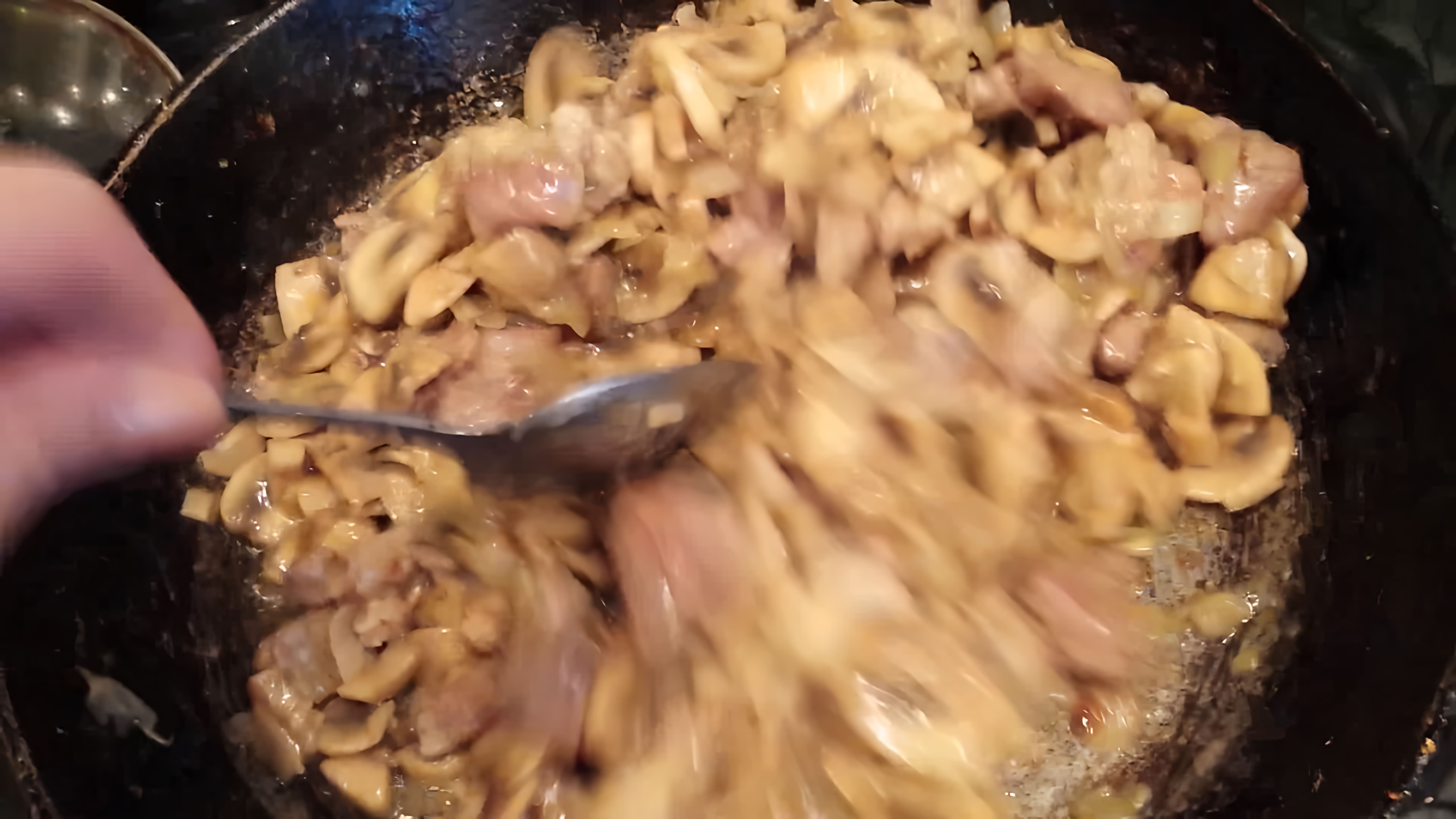 В данном видео демонстрируется процесс приготовления свиной шейки с грибами в сливочном соусе