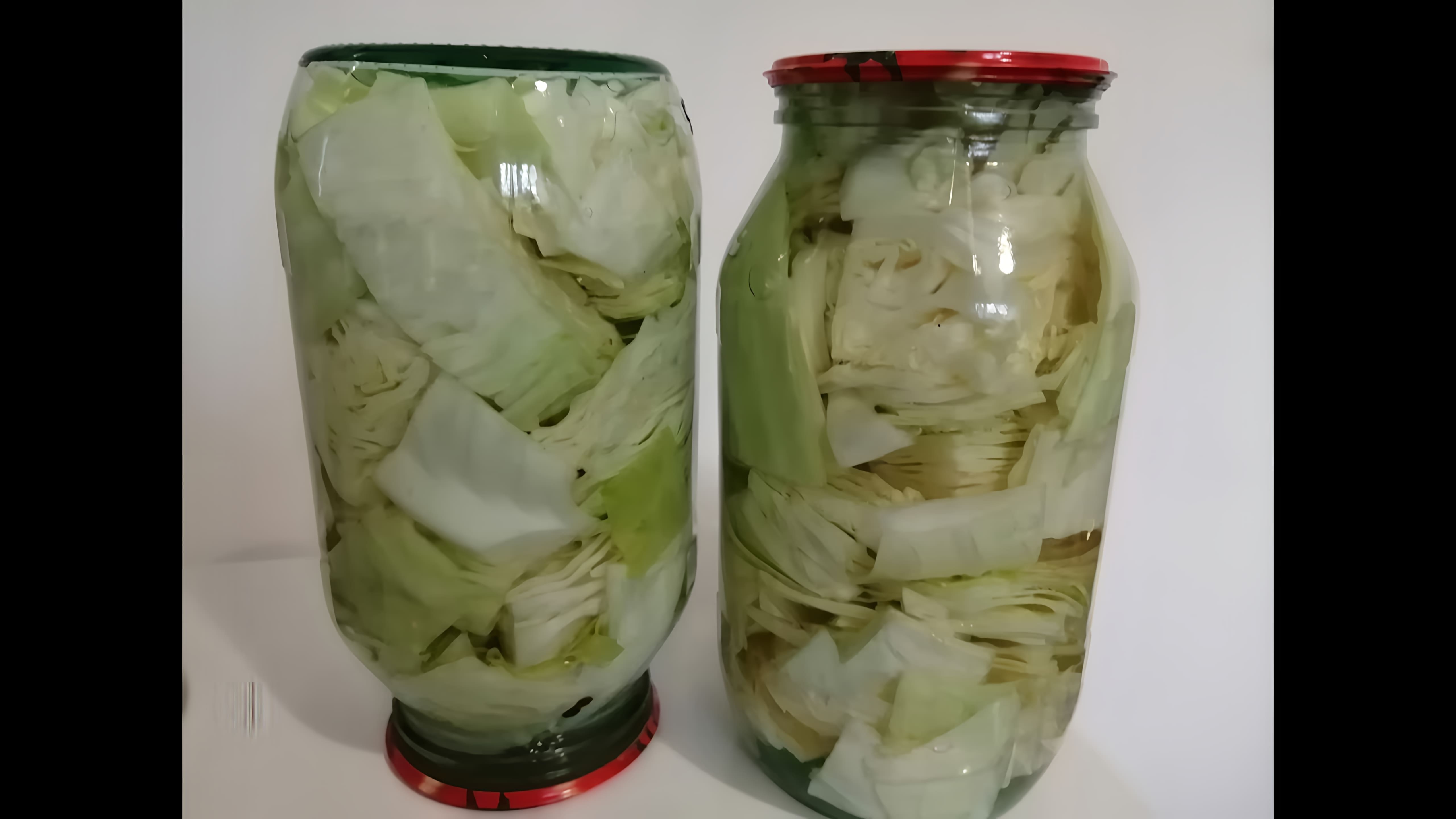 В этом видео демонстрируется процесс приготовления маринованной капусты кусочками на зиму