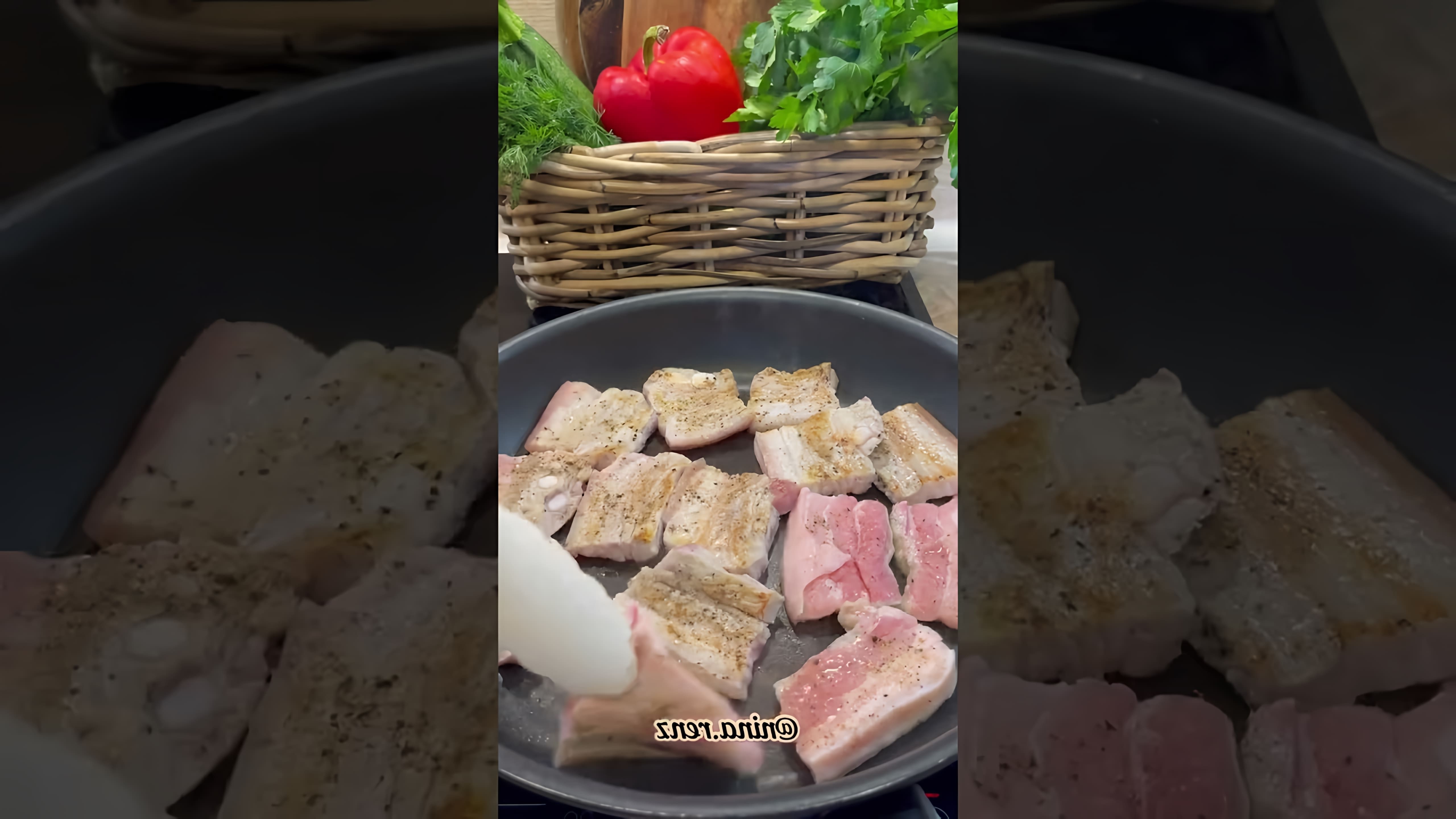 В этом видео демонстрируется процесс приготовления мясной вырезки в соевом соусе