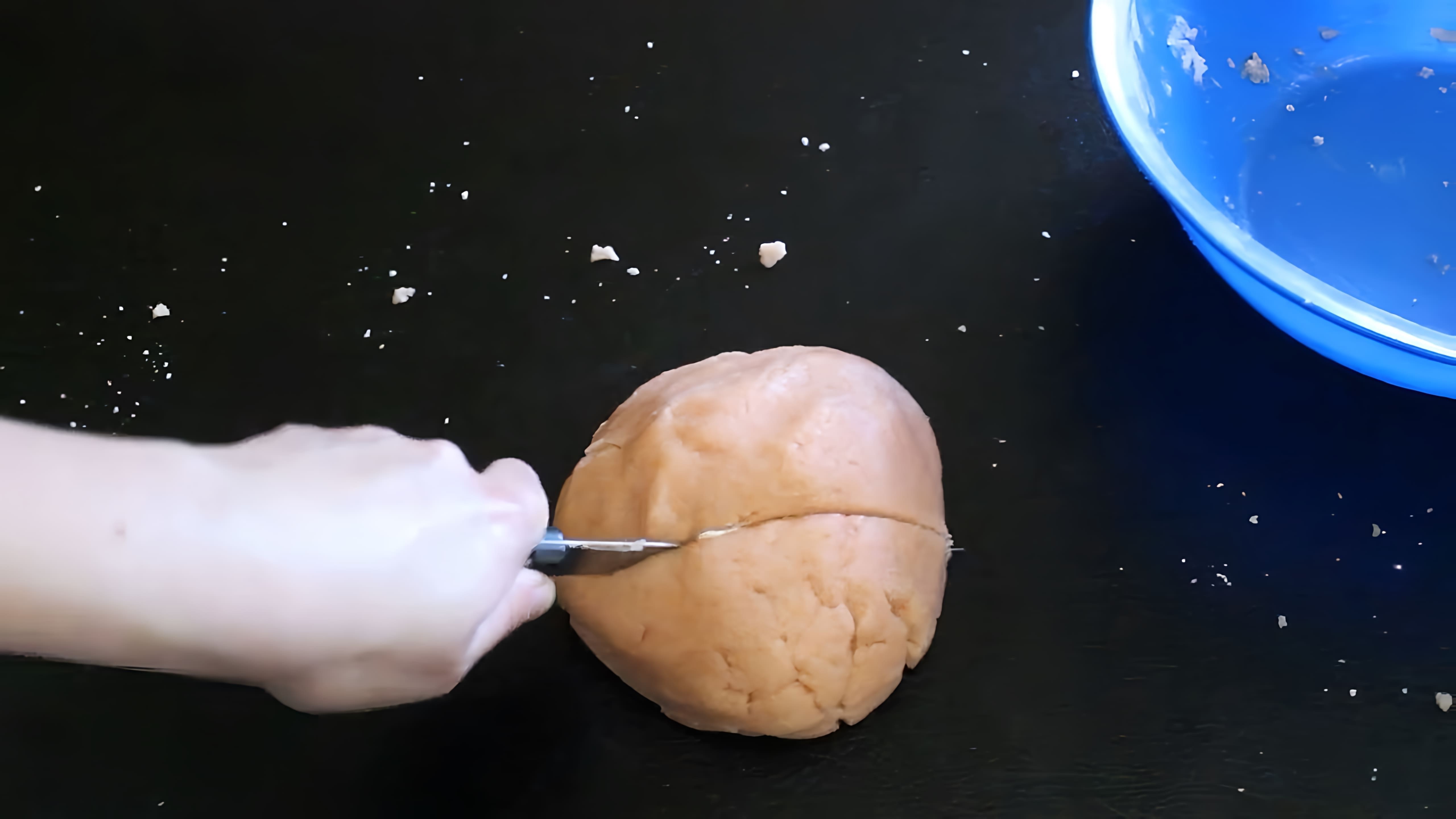 В этом видео демонстрируется процесс приготовления печенья из сухого киселя