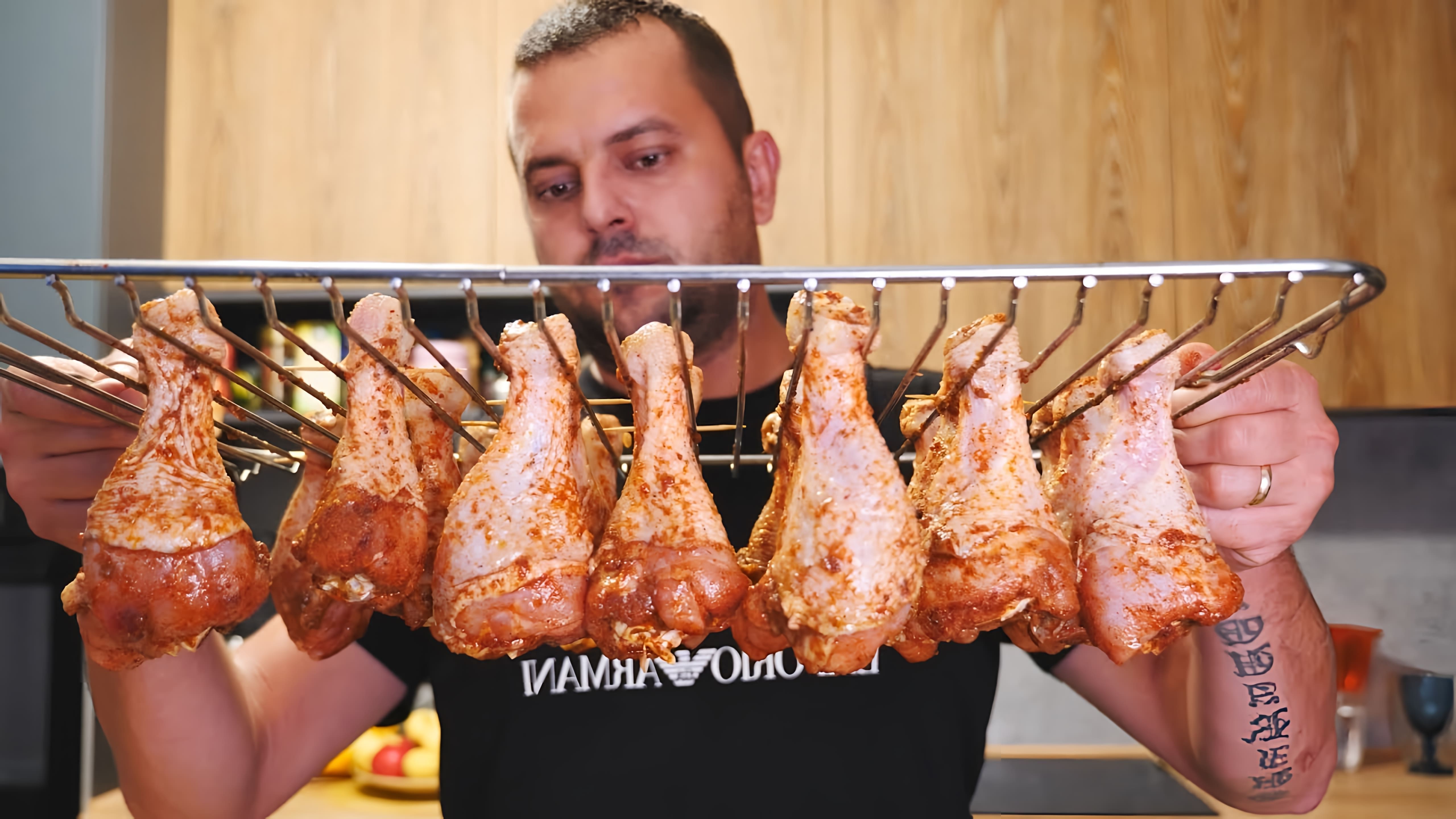 В этом видео демонстрируется простой рецепт приготовления куриных ножек с картофелем в духовке