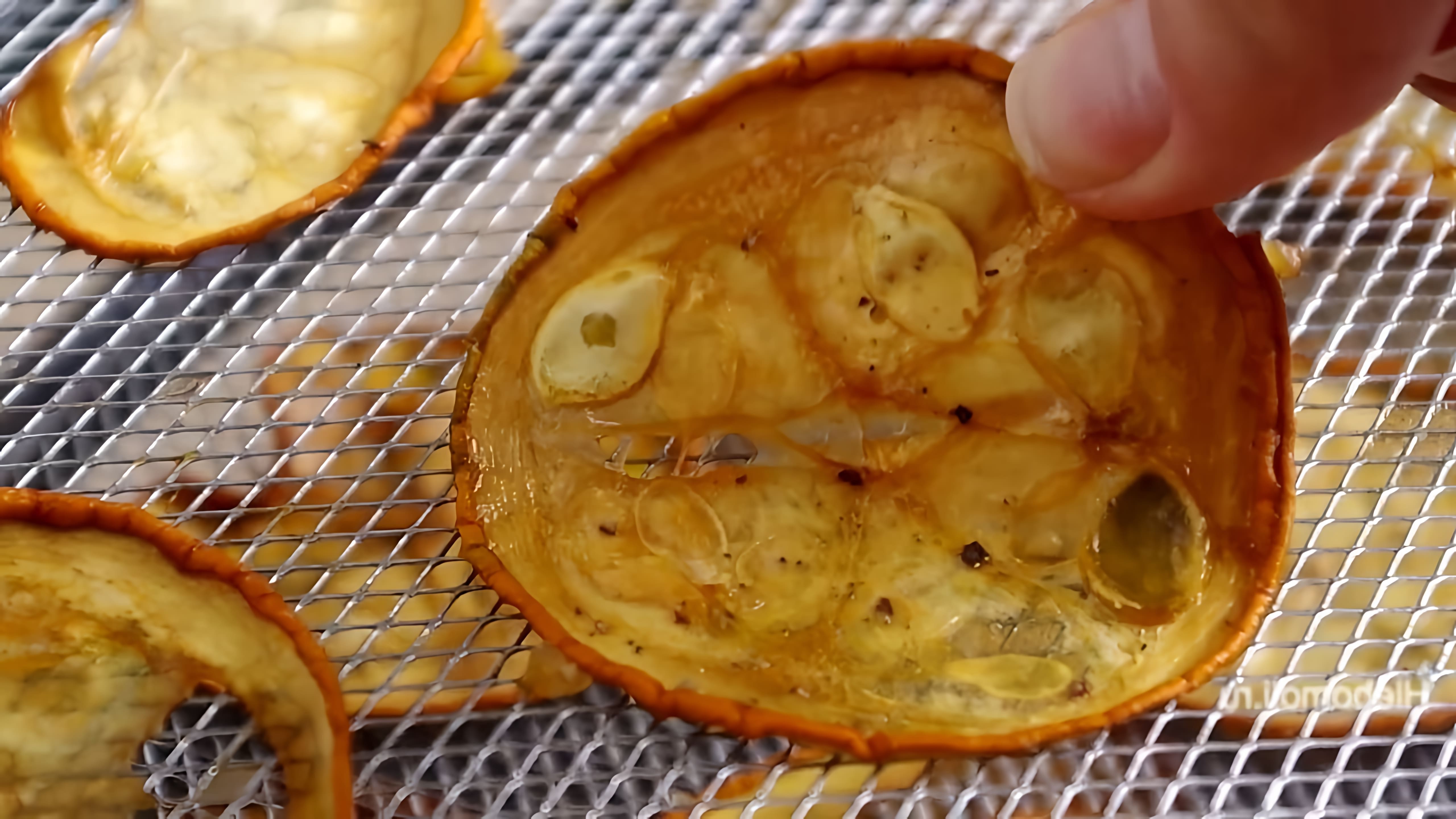 В этом видео-ролике рассказывается о том, как приготовить чипсы из кабачков в сушилке