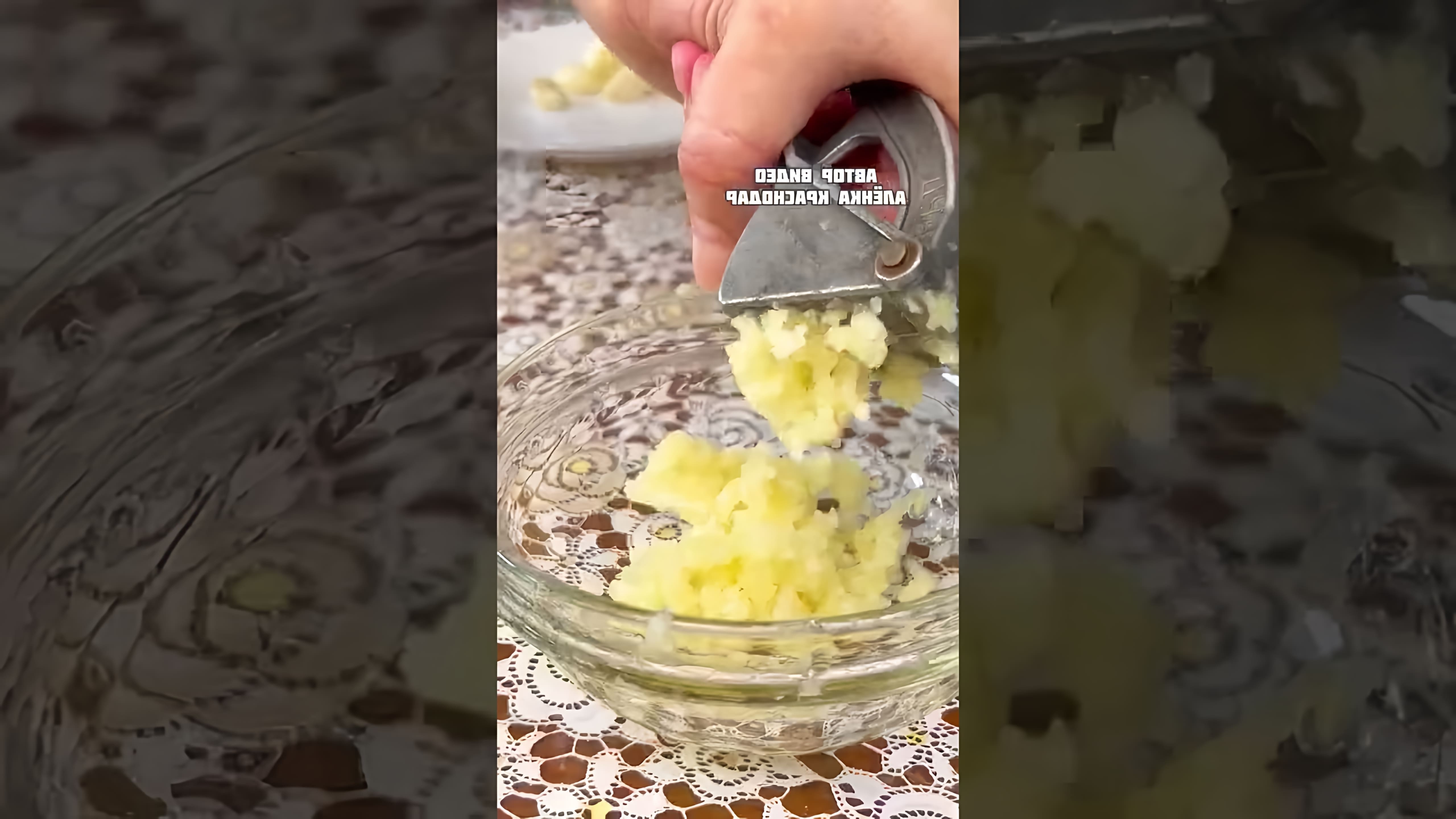 В этом видео демонстрируется процесс приготовления базиликового соуса на зиму