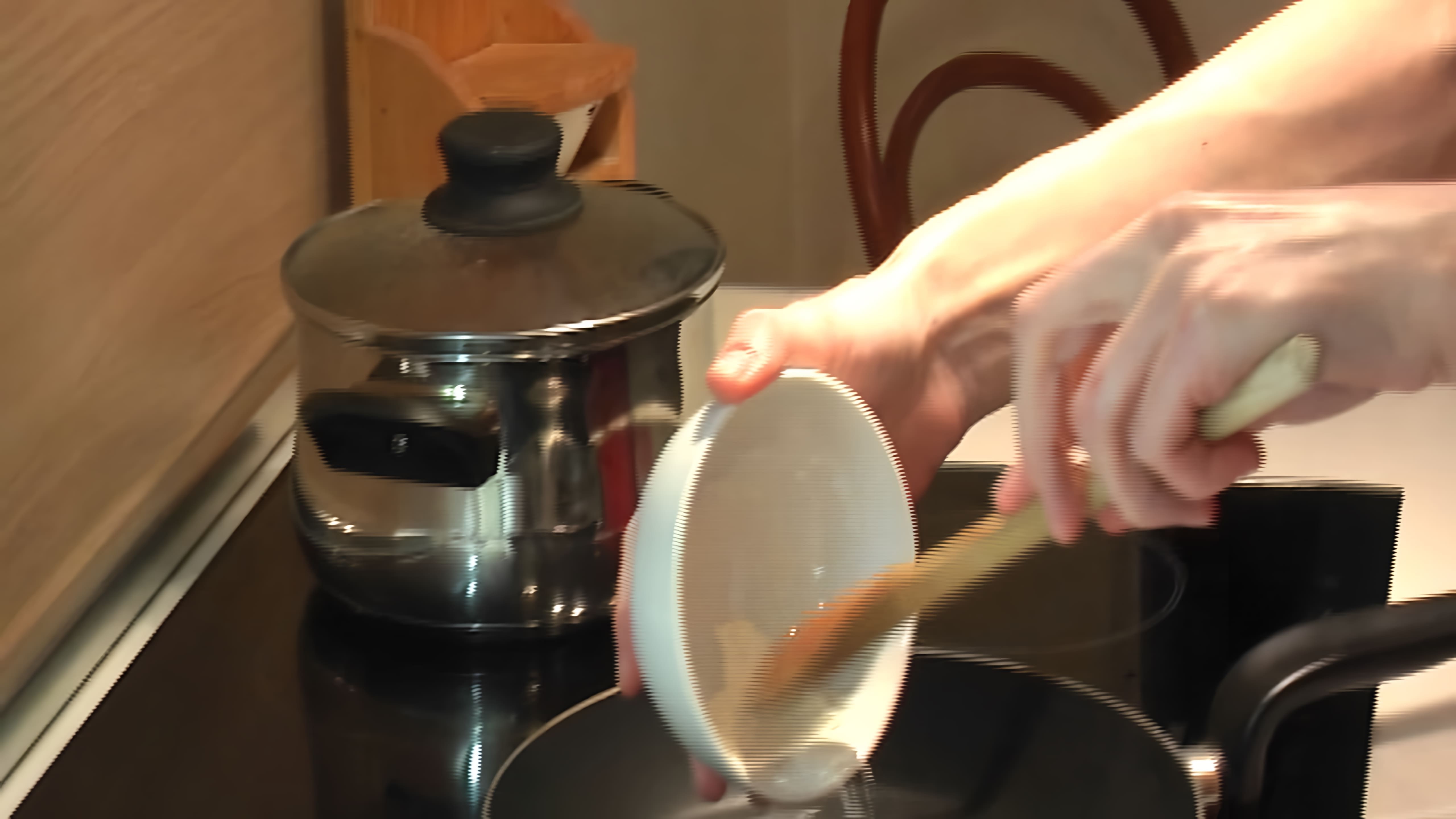 В данном видео демонстрируется рецепт приготовления щей из квашеной капусты